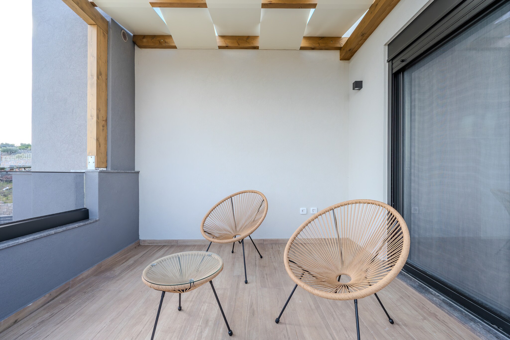 Rosy 2-Terrace balcony