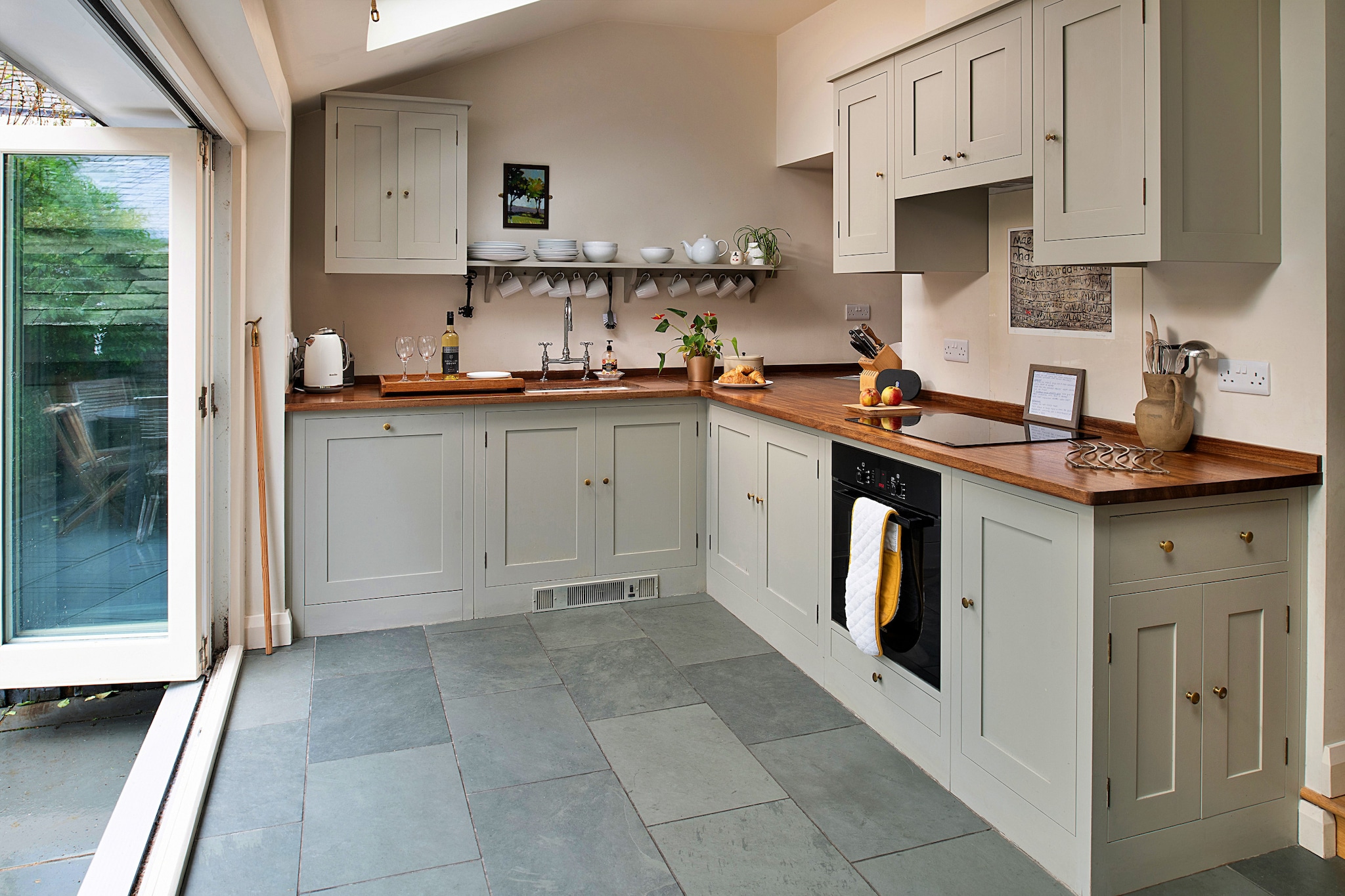 Ground floor: (Entrance, Kitchen(electric kettle, toaster, oven, microwave, dishwasher, fridge, freezer, dishes and cutlery), Living/diningroom(TV, dining table, fireplace, seating area), Internet access)\n\nmezzanine: (Bedroom with bathroom(double king size bed, shower))\n\nOn the 1st floor: (bedroom(single bed, single bed), bedroom(double bed), bathroom(bath tub))\n\nGarden Furniture , tumble dryer, washing machine, patio, heating(central), terrace, garden