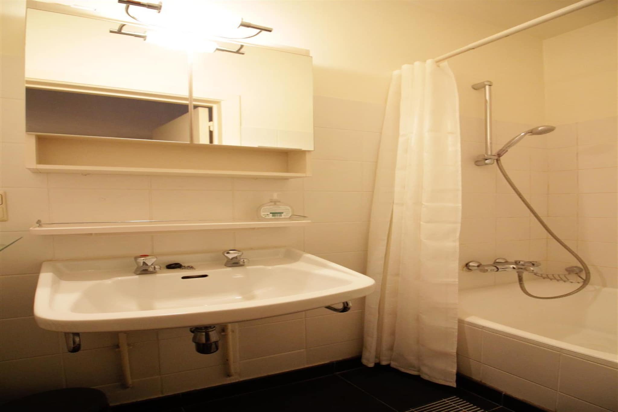 ANDORRA 1A  STPL-Bathroom