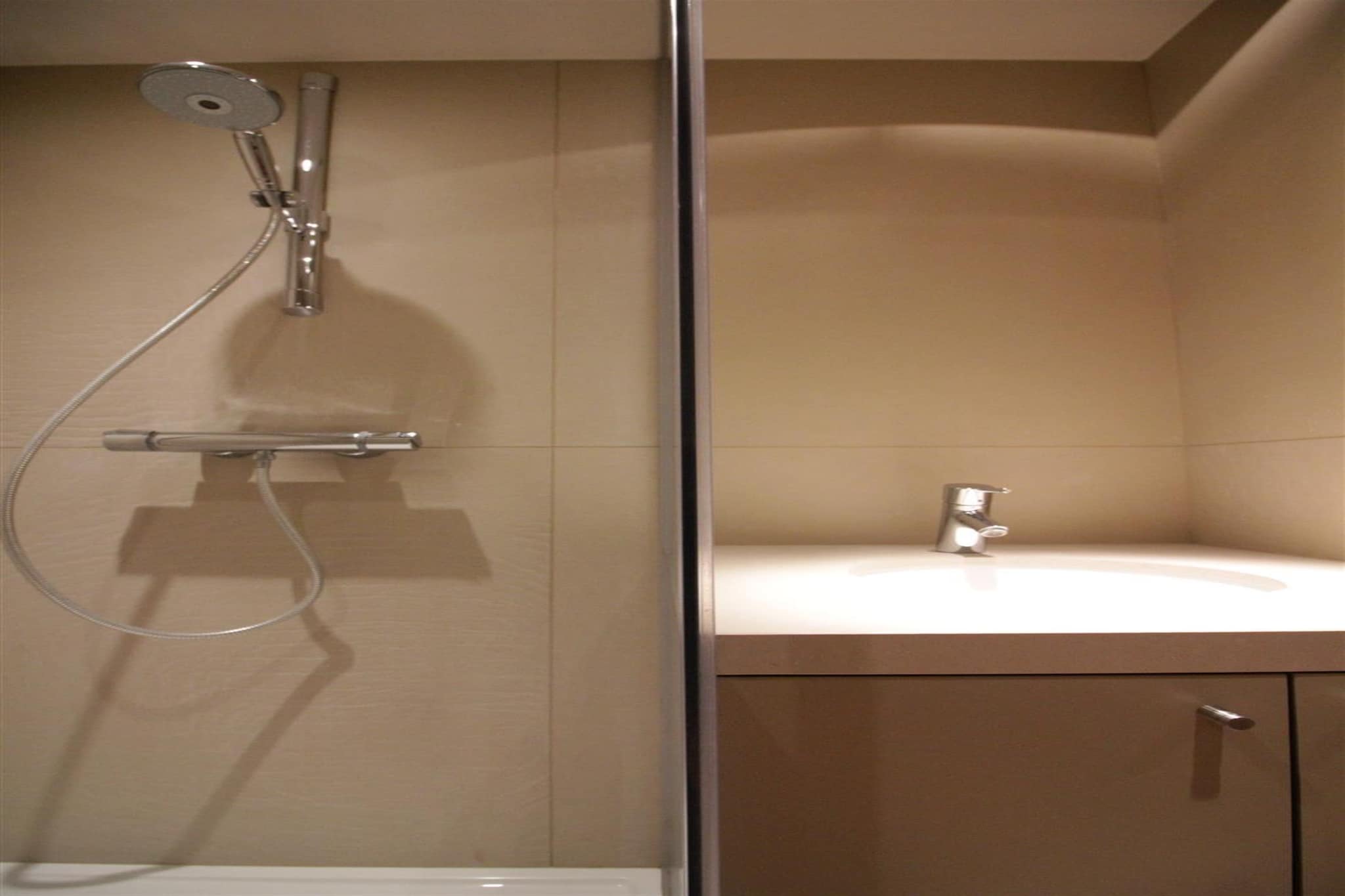 ABRI D'ANTIGON 702  Box-Salle de bain