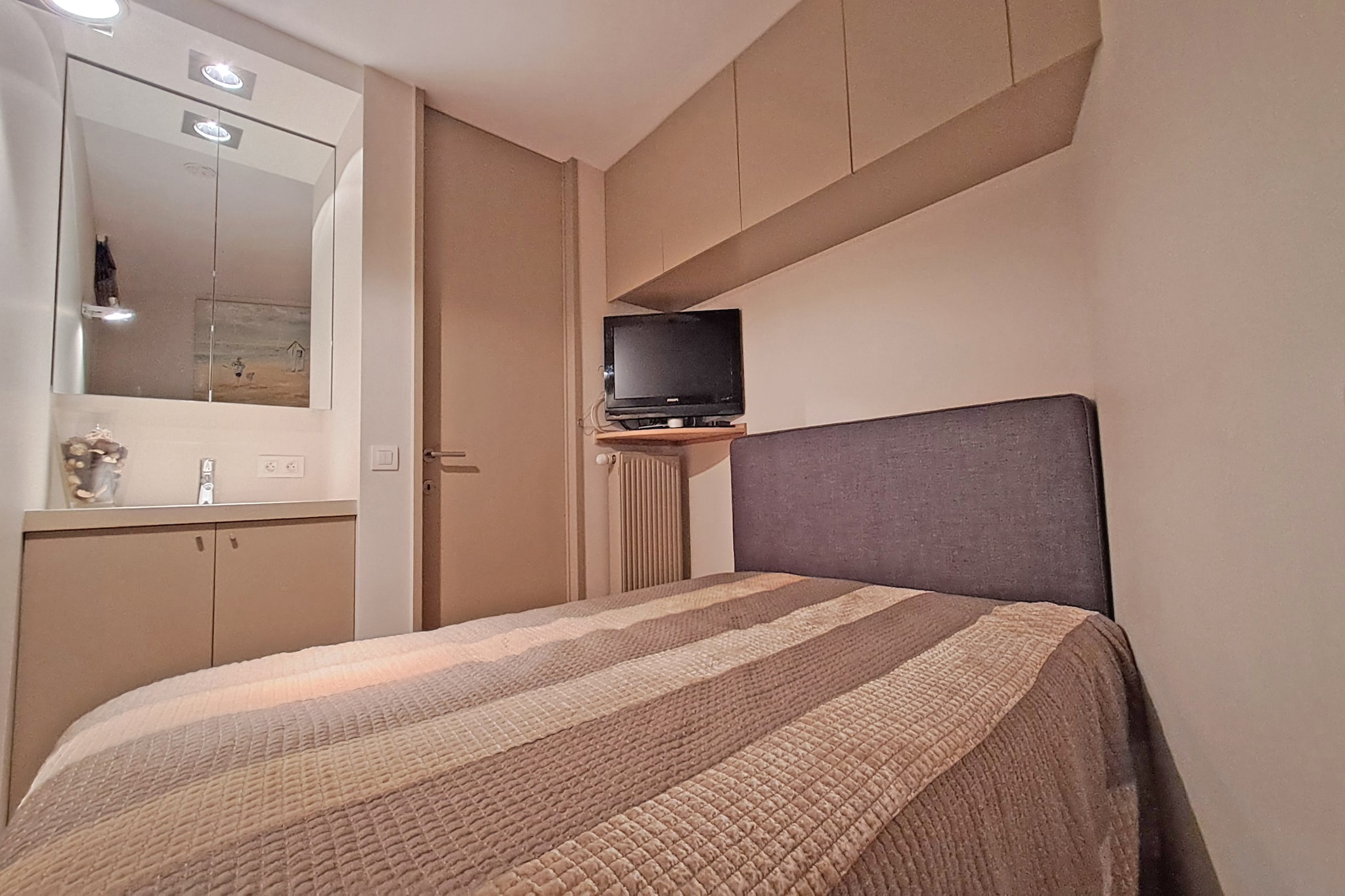 ABRI D'ANTIGON 702  Box-Chambre