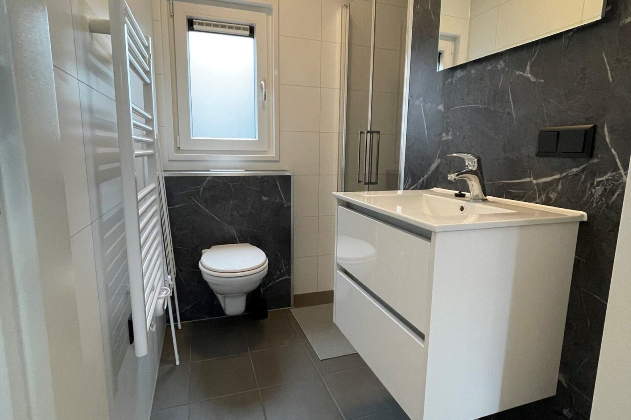 Chalet Eekhoorn-Bathroom