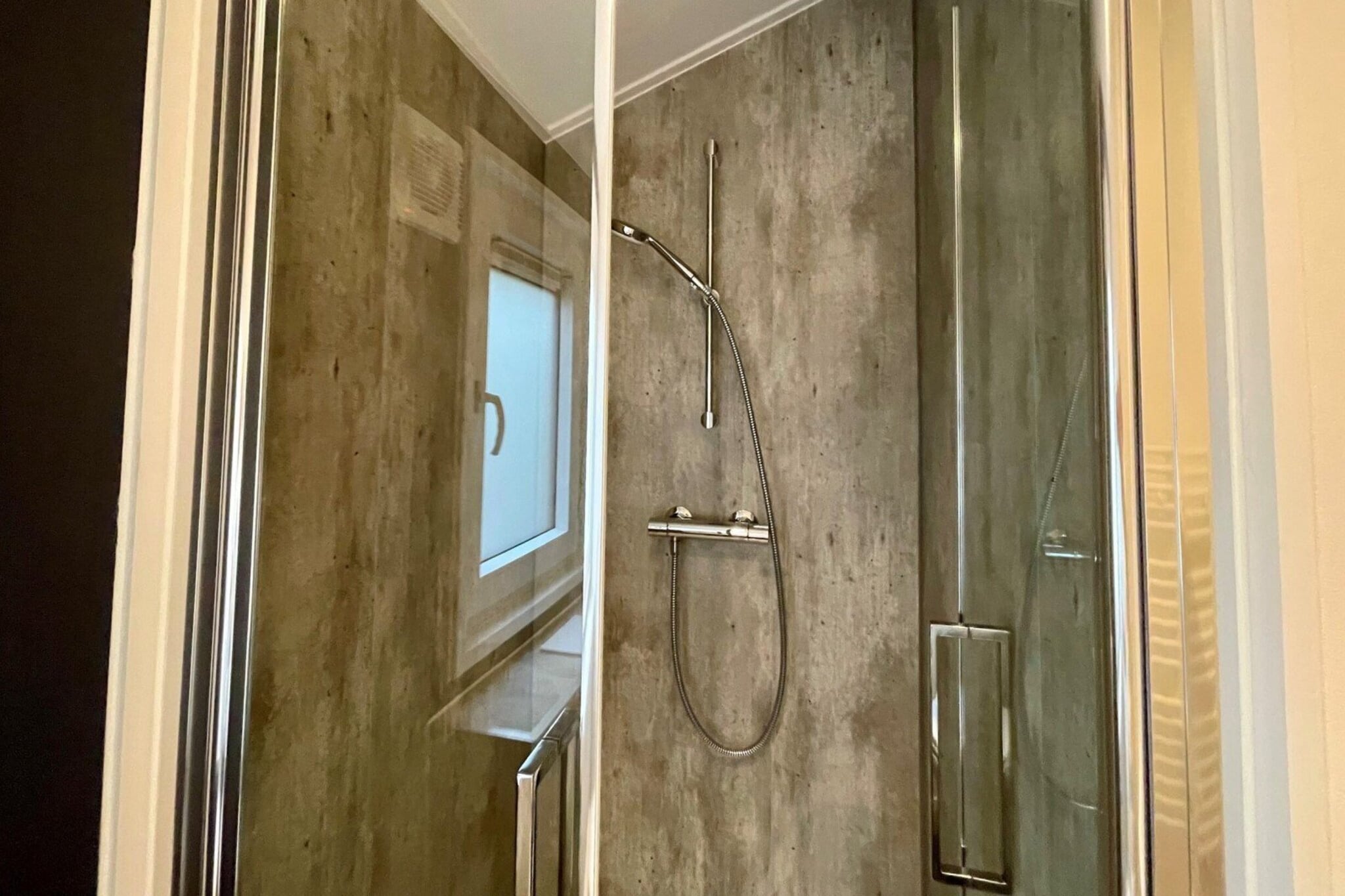 Chalet Bever-Badkamer