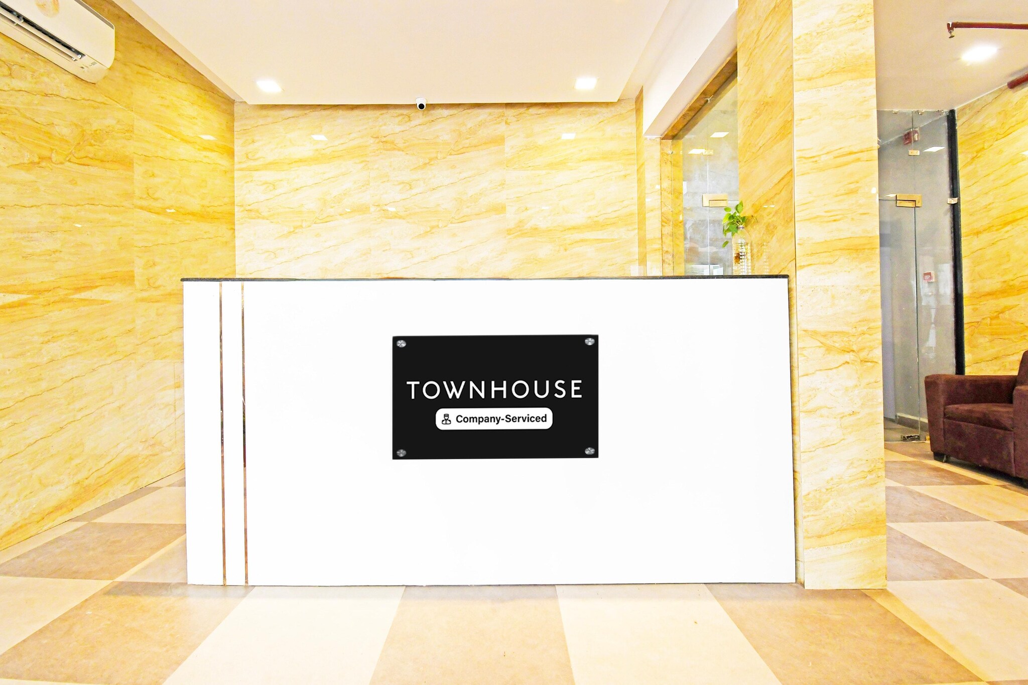 Ground floor: (bedroom(double bed, TV, seating area, bathtub or shower, shower, washbasin, toilet, air conditioning, Towels incl., telephone, shampoo, body soap, hot water, Floor mattress), bathroom)