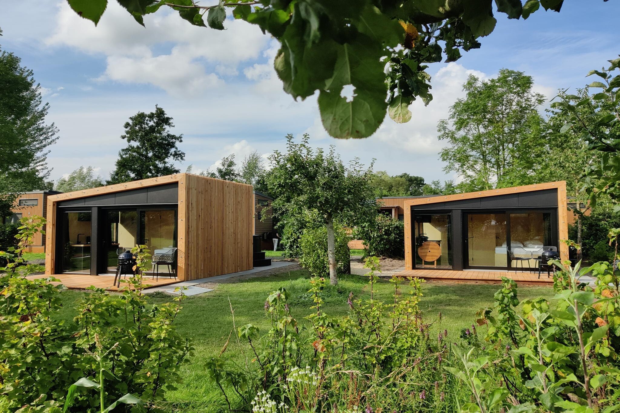 Wetland Cabin 2 persoons (op Boetiekpark de Kas, Scherpenzeel, Friesland)-Buitenkant zomer