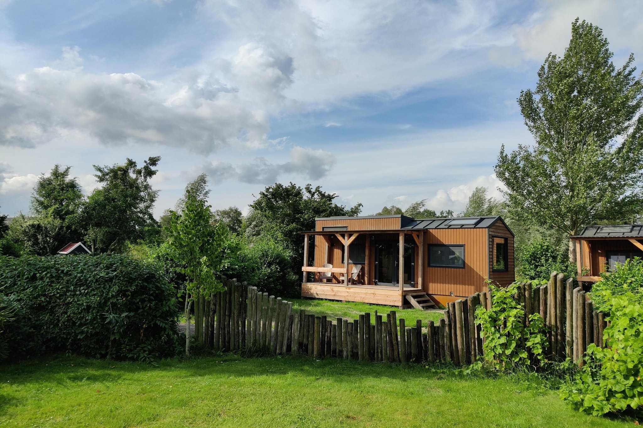 Groepsaccommodatie voor 20 personen + 5 Tiny Greenhouses voor 2 tot 4 personen-Buitenkant zomer