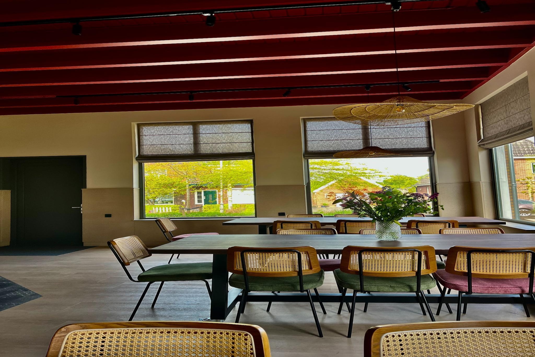 Groepsaccommodatie voor 20 personen + 5 Tiny Greenhouses voor 2 tot 4 personen-Eetkamer