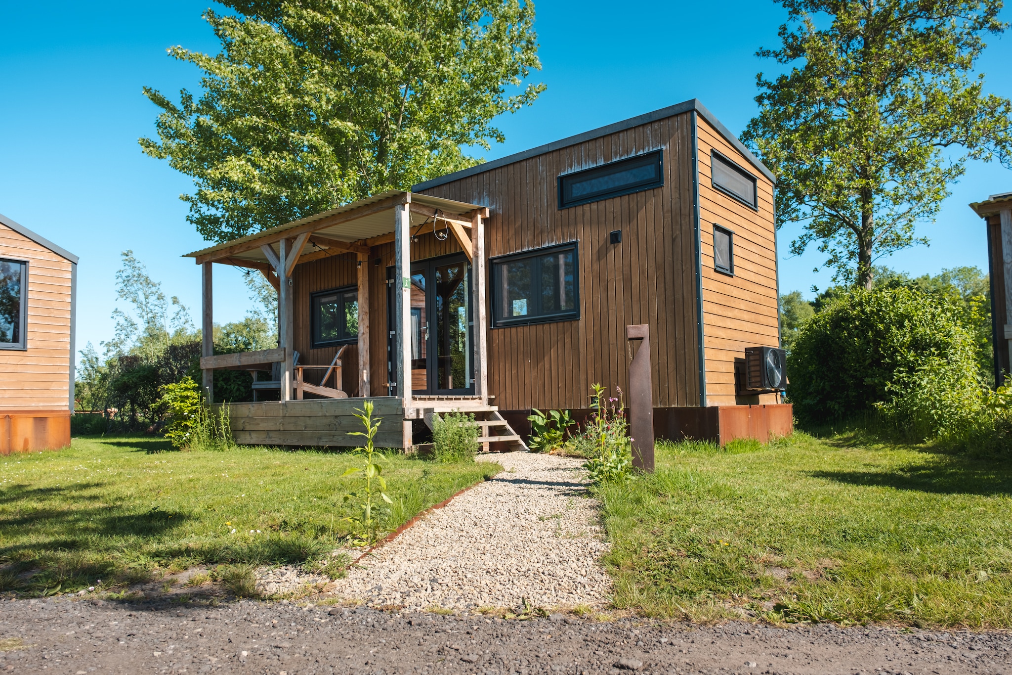 Groepsaccommodatie voor 20 personen + 5 Tiny Greenhouses voor 2 tot 4 personen-Buitenkant zomer