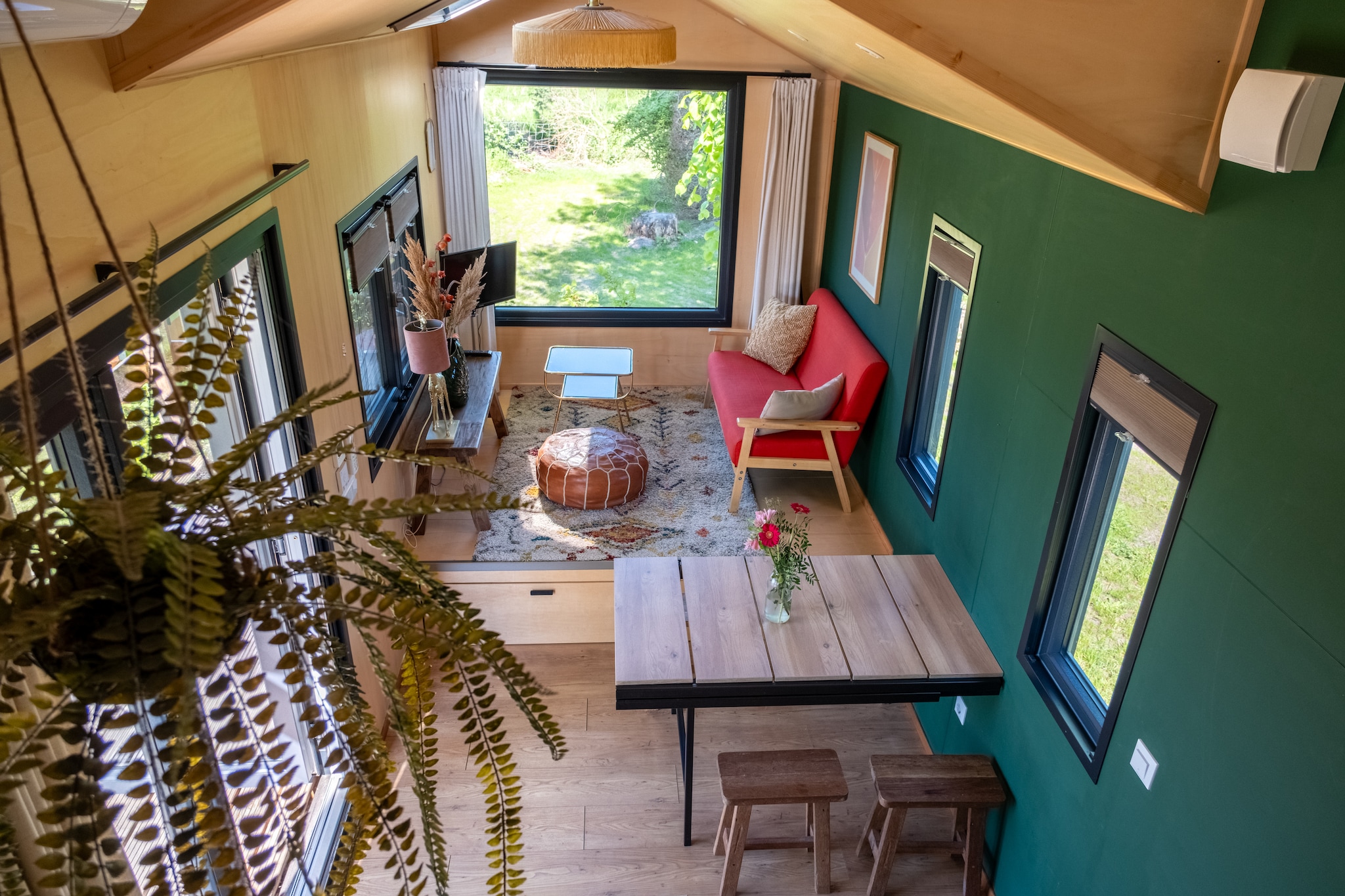Groepsaccommodatie voor 20 personen + 5 Tiny Greenhouses voor 2 tot 4 personen-Woonkamer