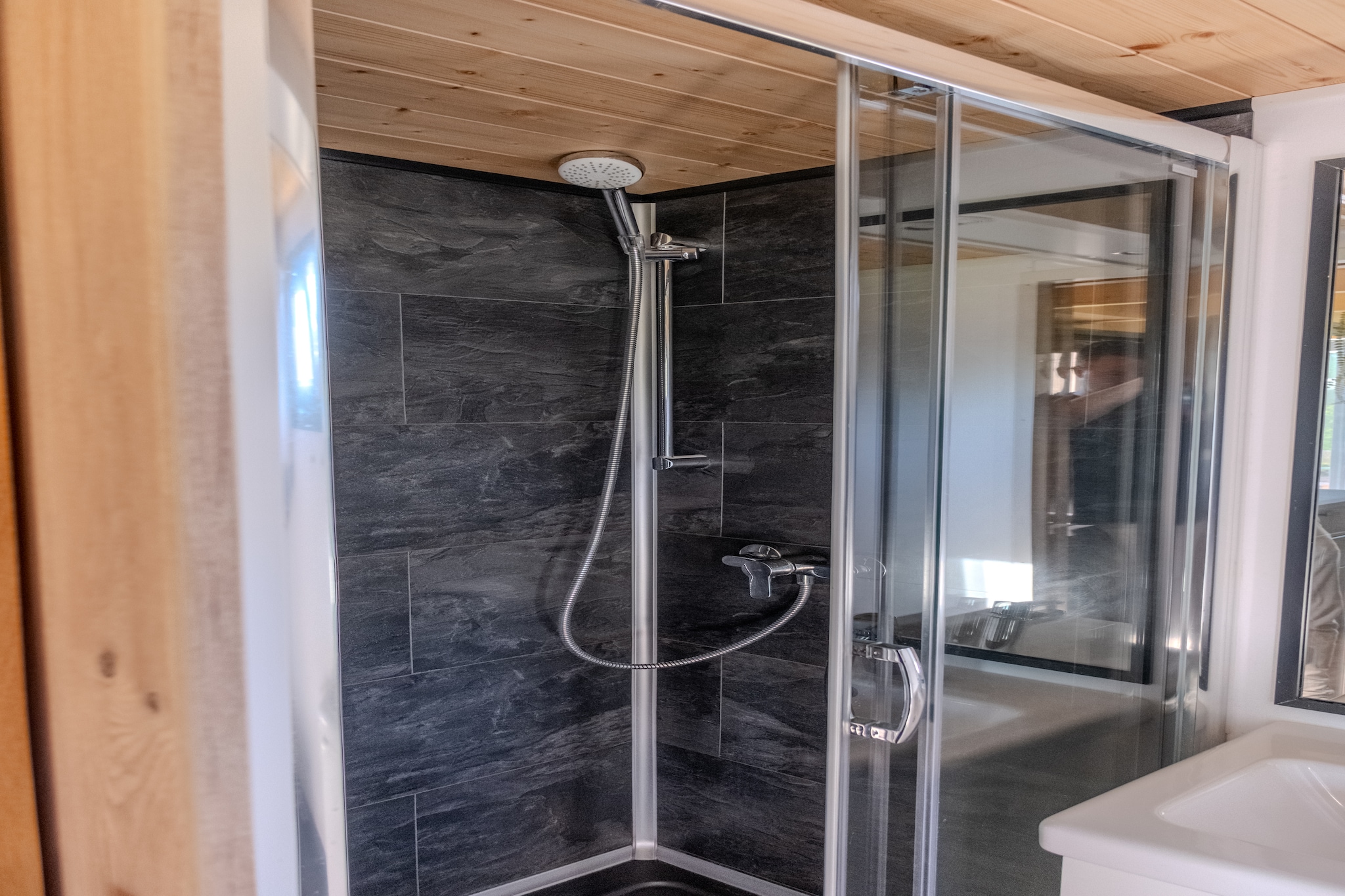 Groepsaccommodatie voor 20 personen + 5 Tiny Greenhouses voor 2 tot 4 personen-Badkamer