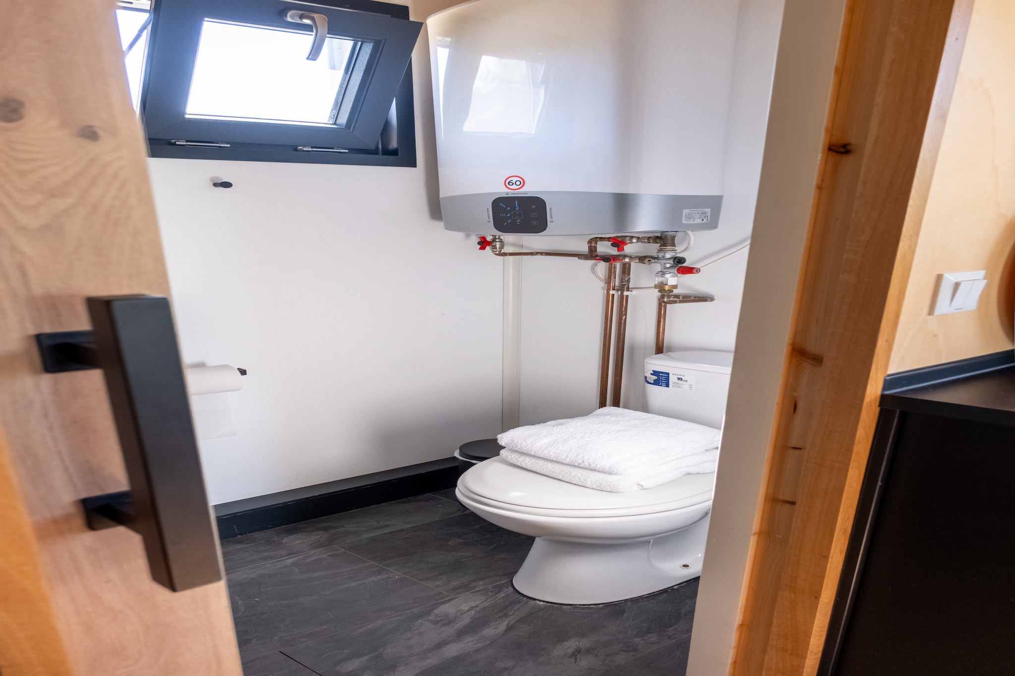 Groepsaccommodatie voor 20 personen + 5 Tiny Greenhouses voor 2 tot 4 personen-Badkamer