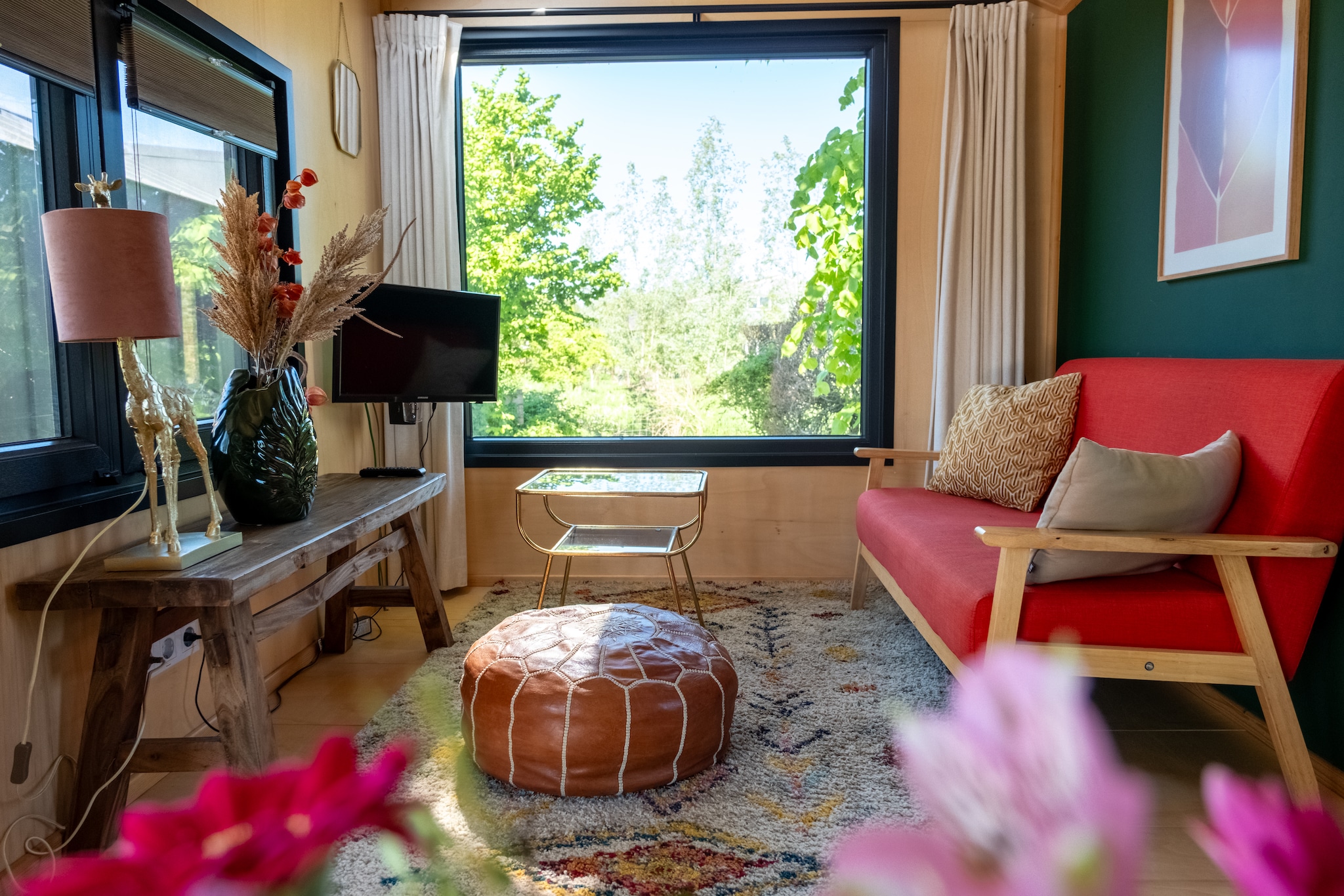 Groepsaccommodatie voor 20 personen + 5 Tiny Greenhouses voor 2 tot 4 personen-Woonkamer