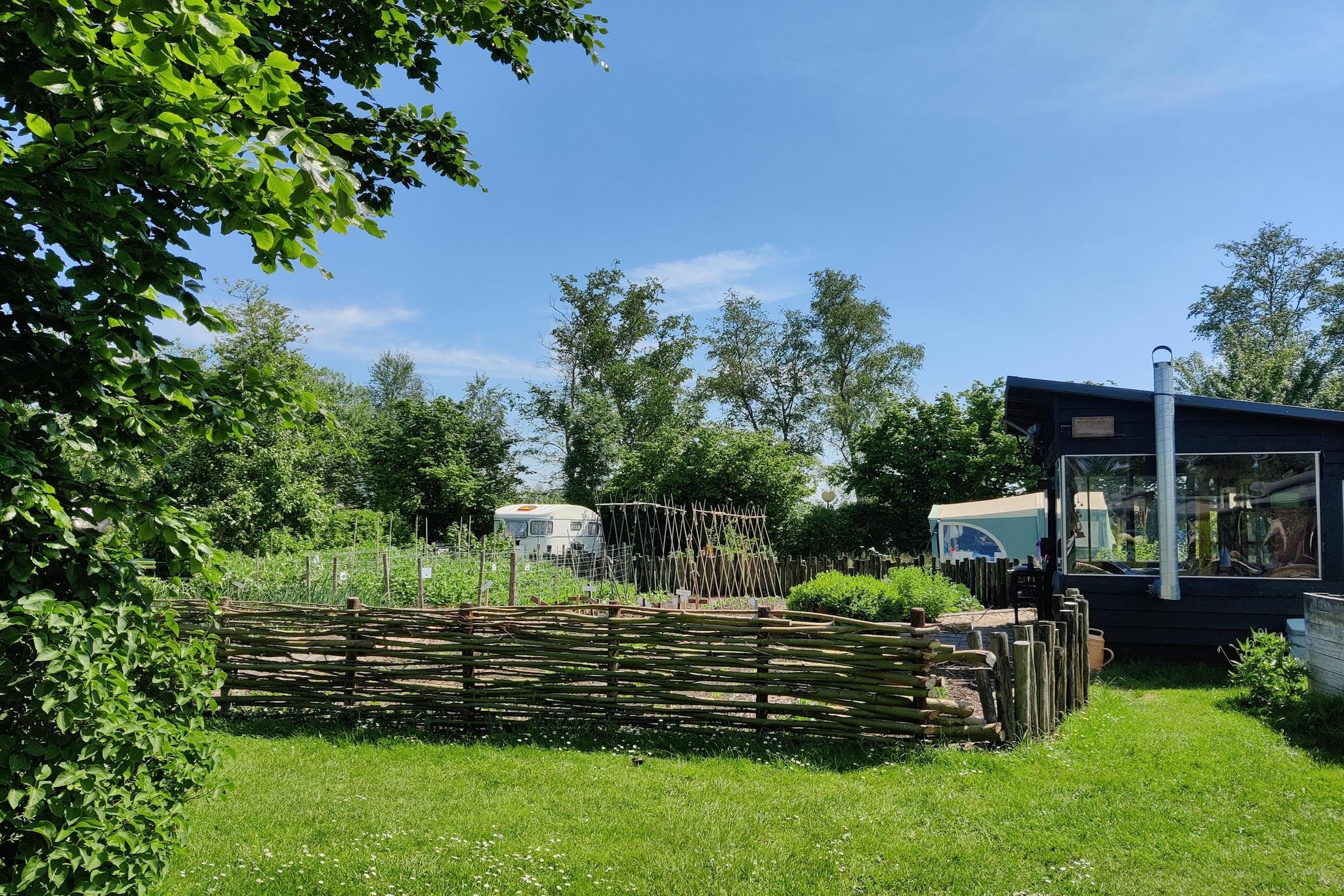 Groepsaccommodatie + 4 large greenhouses (36 personen)-Tuinen zomer