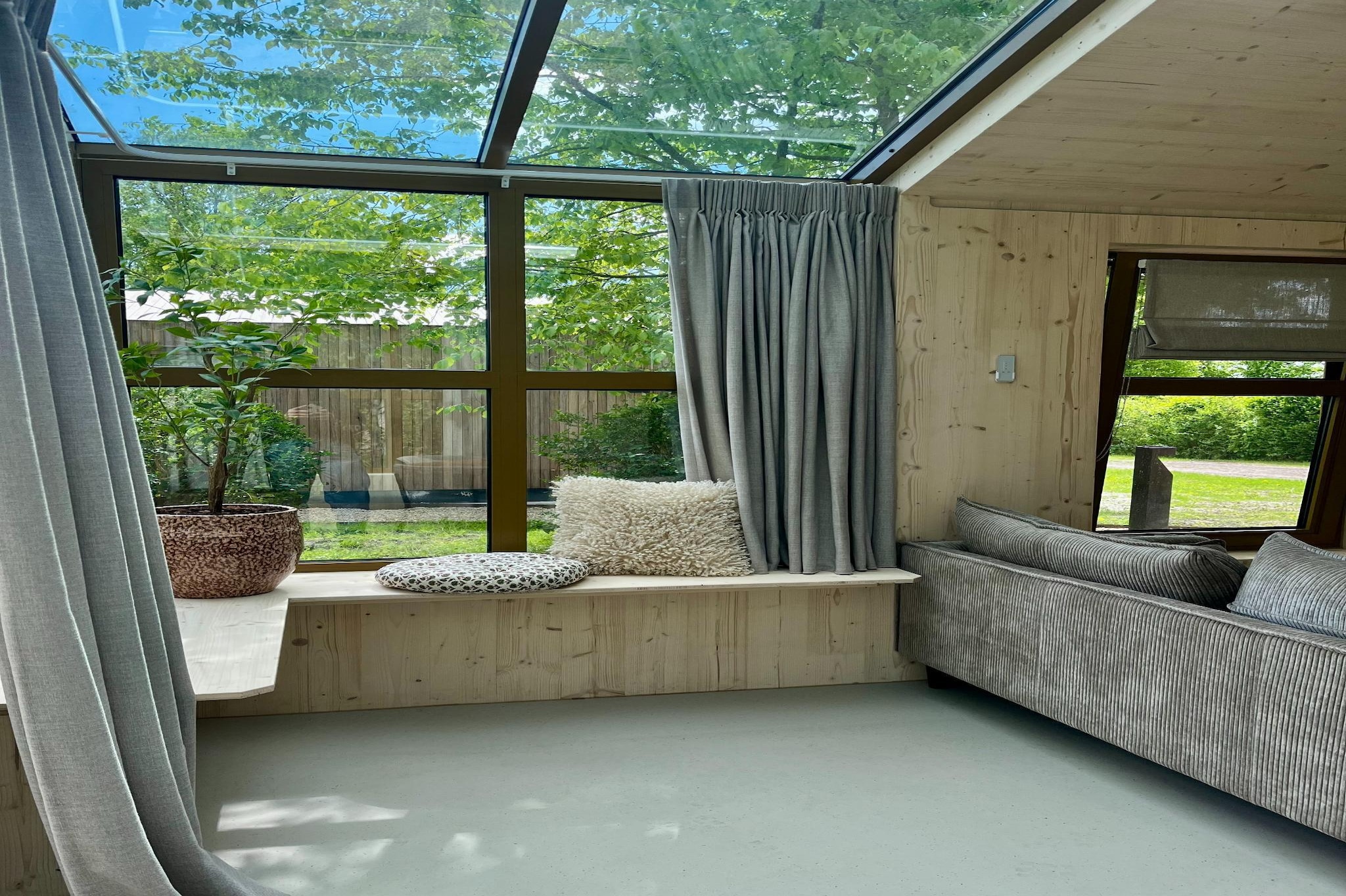 Groepsaccommodatie + 4 large greenhouses (36 personen)-Woonkamer