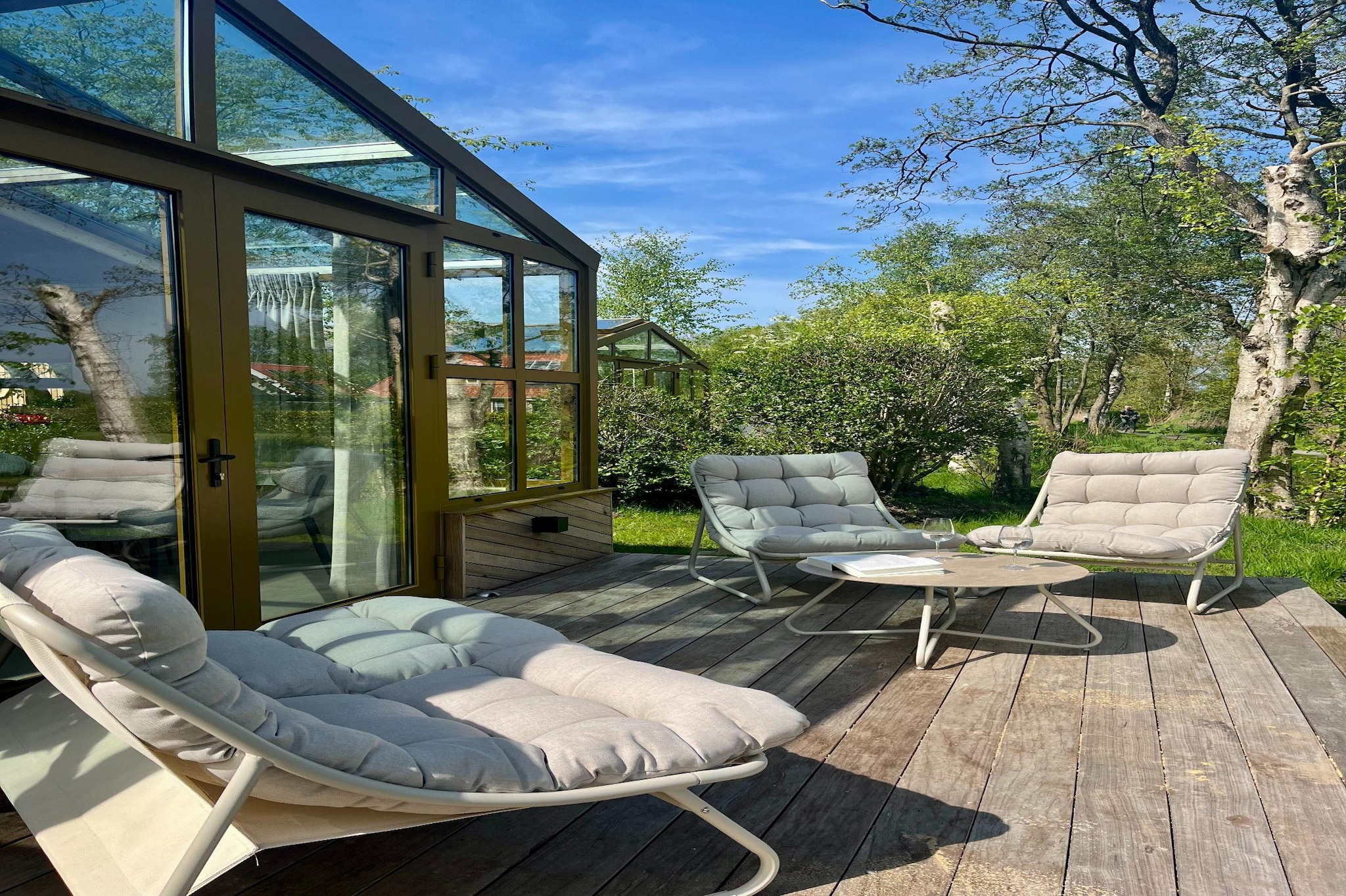 Groepsaccommodatie + 4 large greenhouses (36 personen)-Terrasbalkon