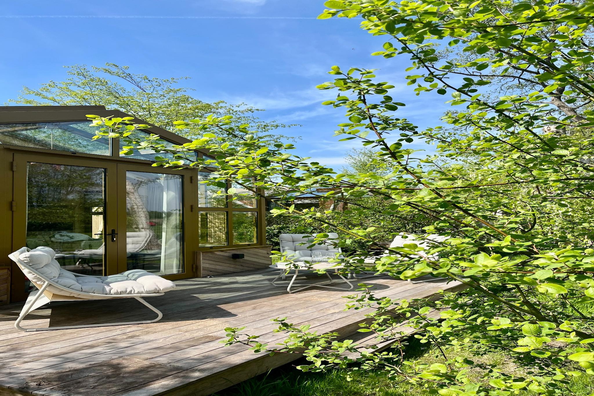 Groepsaccommodatie + 4 large greenhouses (36 personen)-Terrasbalkon