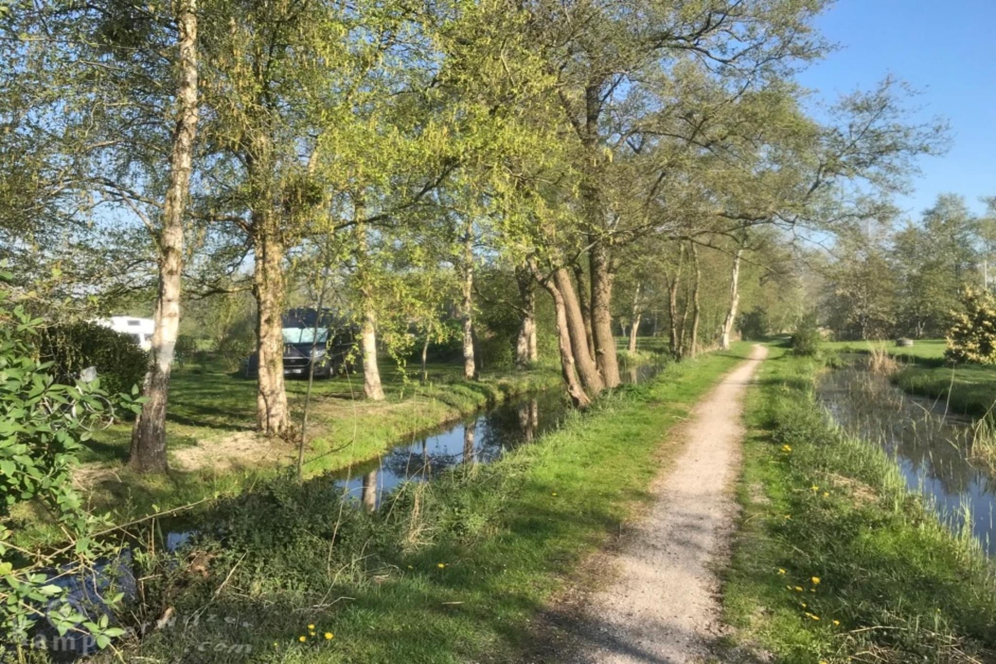 Groepsaccommodatie + 4 large greenhouses (36 personen)-Gebieden zomer 1km