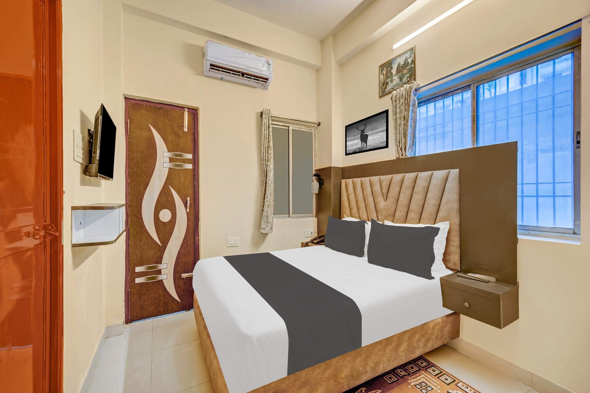 Ground floor: (bedroom(double bed, seating area, air conditioning, lift, telephone), bathroom(shower, toilet, Towels incl., shampoo, body soap, hot water))\n\nGround floor: