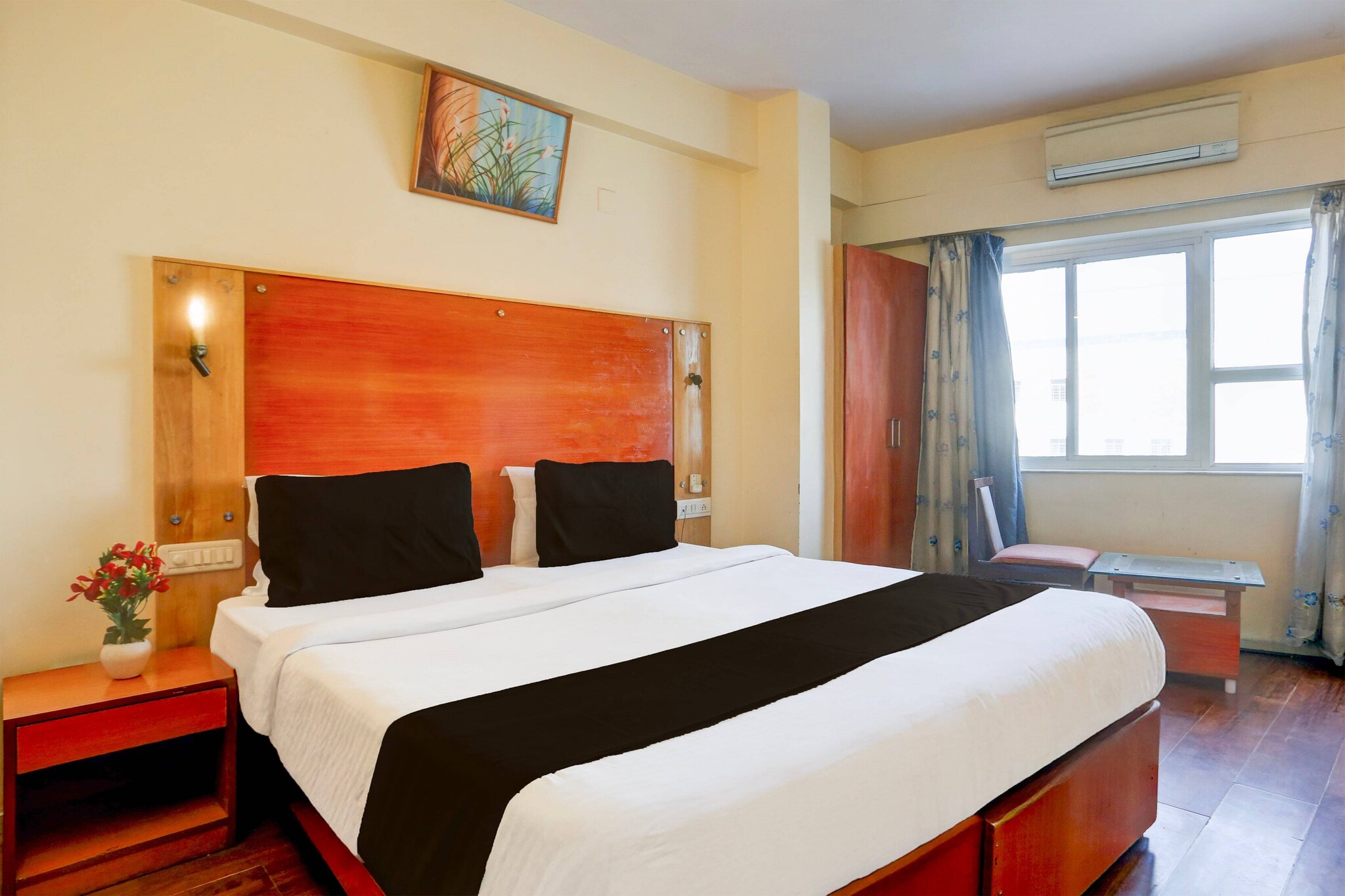 Ground floor: (bedroom(double bed, TV, seating area, air conditioning, lift, Towels incl., Laundry Package incl., telephone, Floor mattress), bathroom(bathtub or shower, shower, toilet, shampoo, body soap, hot water))