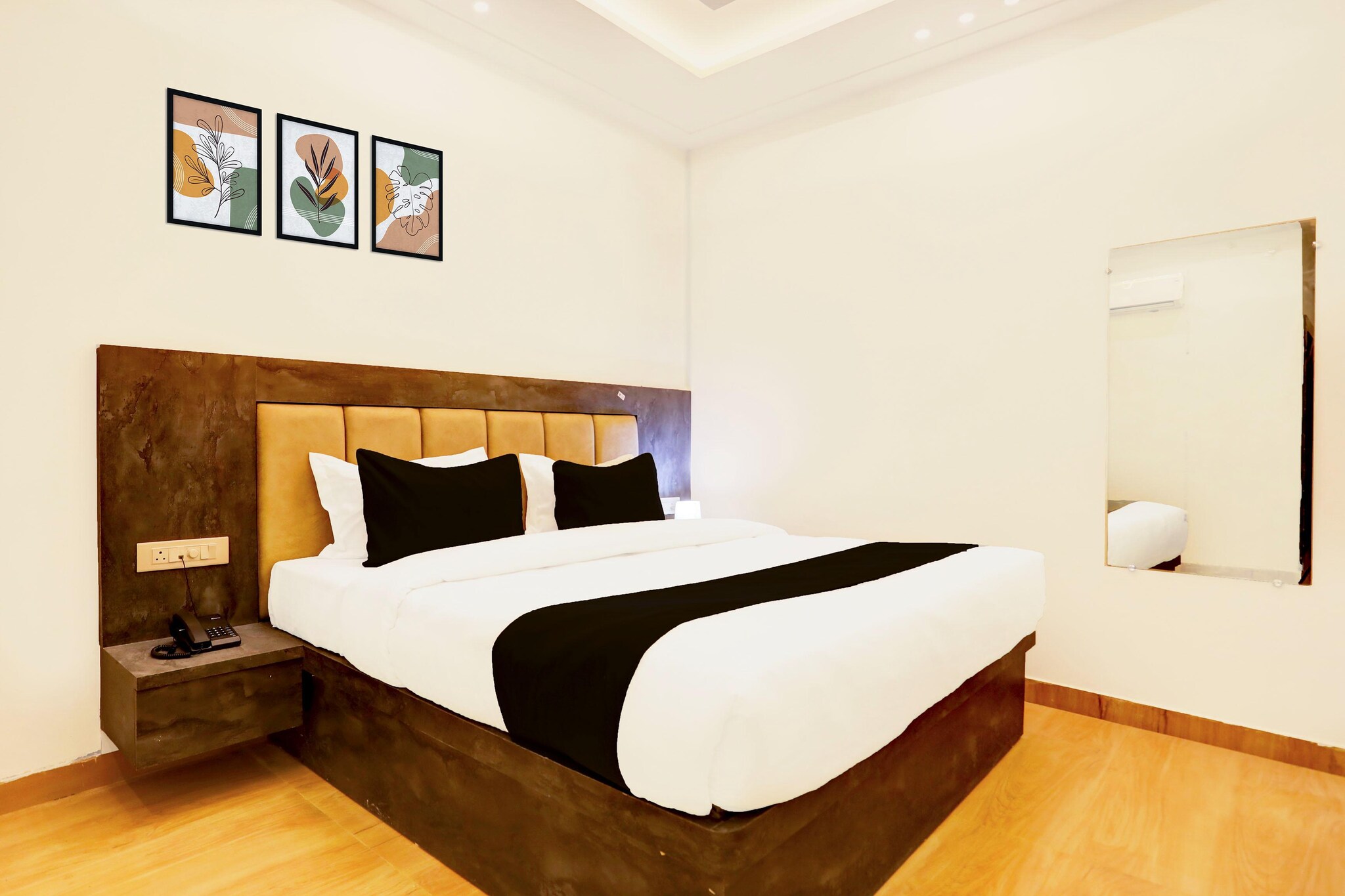 Cosy Stays at Balua Road Pahadiya is situated in Varanasi, within 3.7 km of Sarnath and 7.6 km of Varanasi Junction Railway Station. Featuring a shared lounge, the 3-star hotel has air-conditioned rooms with free WiFi, each with a private bathroom. The accommodation features room service and a 24-hour front desk for guests.

At the hotel, rooms are fitted with a desk. The rooms at Cosy Stays at Balua Road Pahadiya are fitted with a seating area and a flat-screen TV with satellite channels.

Manikarnika Ghat is 7.7 km from the accommodation, while Dasaswamedh Ghat is 8 km from the property. Lal Bahadur Shastri International Airport is 25 km away.

Unmarried couples are warmly welcome at this property.
Guests with local ID proof are warmly welcome.
Apologies, but we are currently unable to host foreign nationals at this property.
Early Check-In Policy: A full dayâ€™s room rate will be charged for check-ins before 6:00 AM. Complimentary early check-in is available between 6:00 AM and 10:00 AM, subject to room availability.
 
Check-in is only available to guests aged 18 and above. Please provide a government-issued ID to confirm your age.