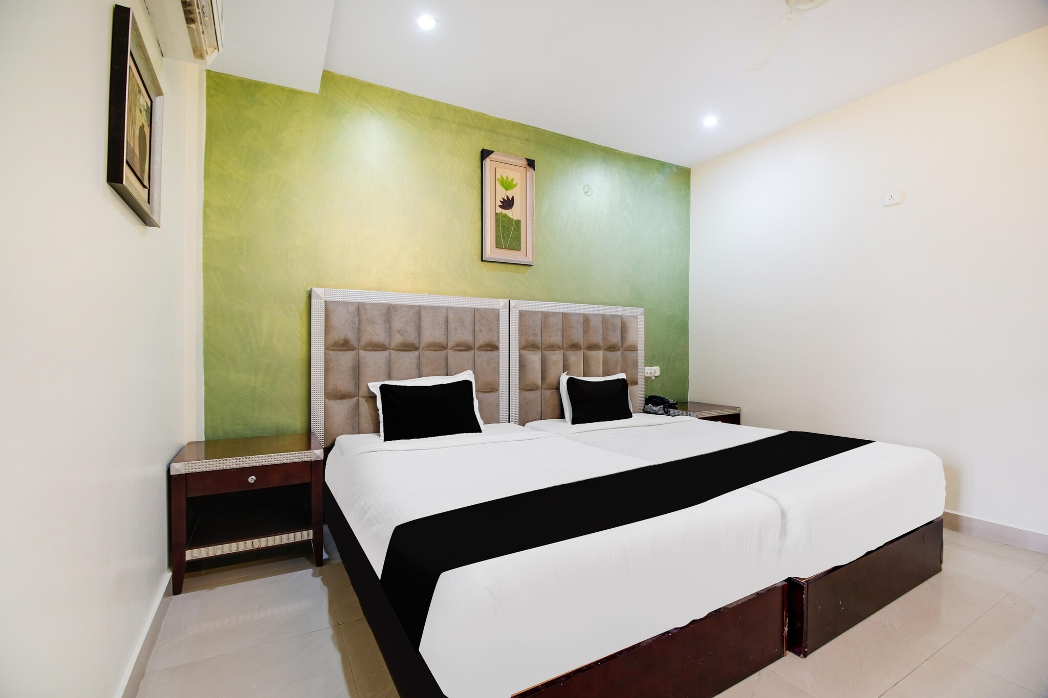 Ground floor: (bedroom(double bed, seating area, electric kettle, air conditioning, lift, telephone), bathroom(bathtub or shower, shower, toilet, Towels incl., shampoo, body soap, hot water))