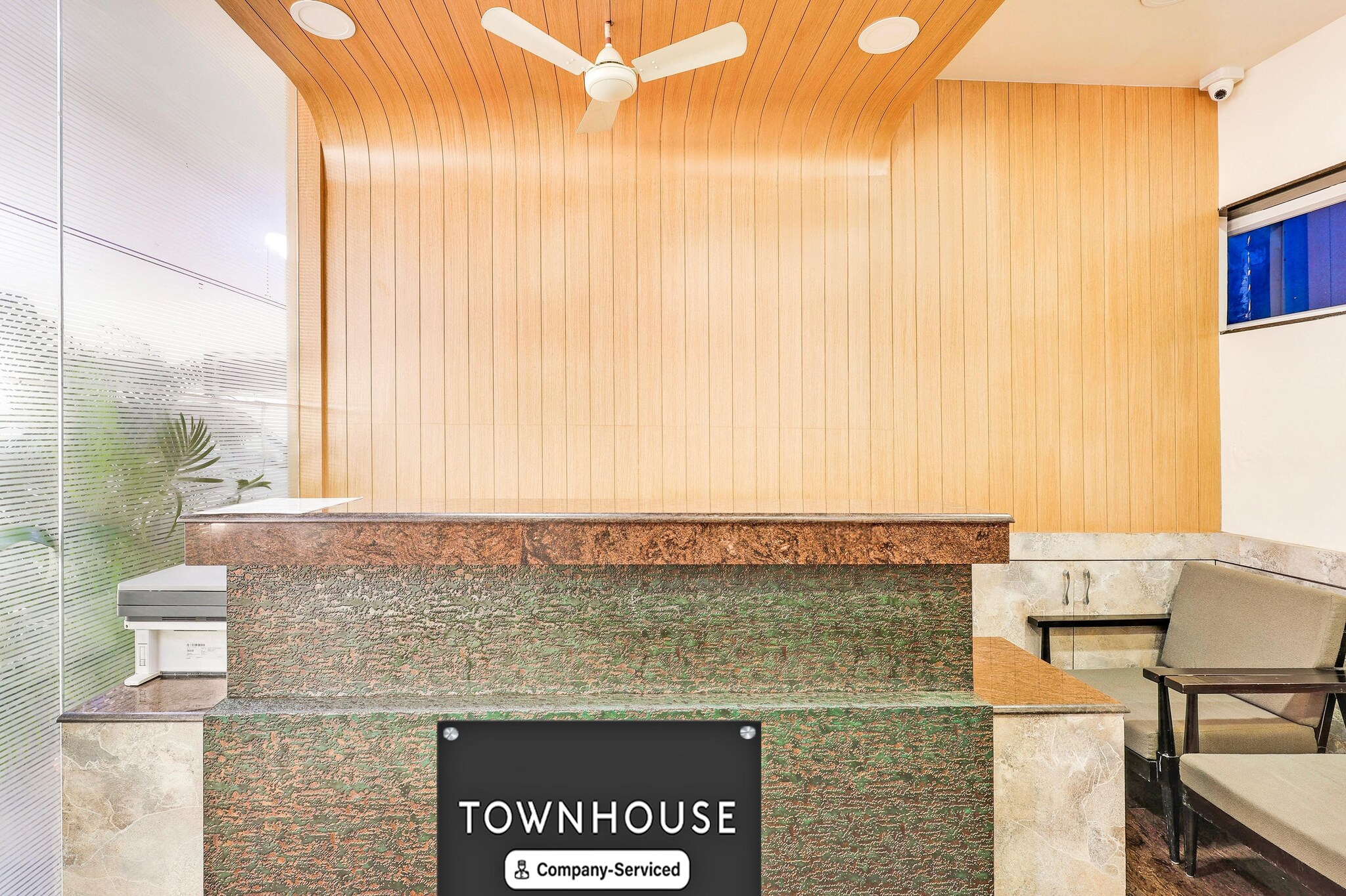 Ground floor: (bedroom(Parking, double bed, seating area, air conditioning, lift, telephone), bathroom(bathtub or shower, shower, toilet, Towels incl., shampoo, body soap, hot water))