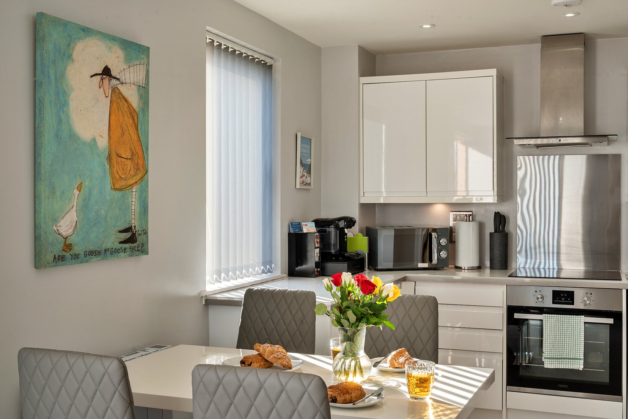 Number 10, Montpellier Apartments-Eetkamer