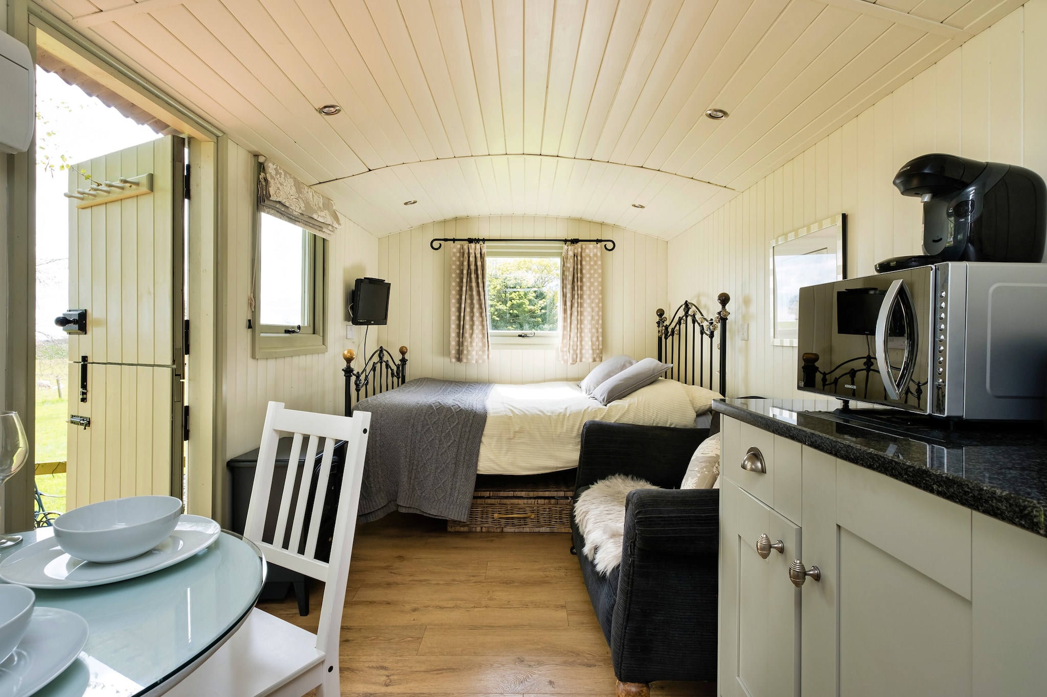 Hay and Hedgerow Glamping-Keuken