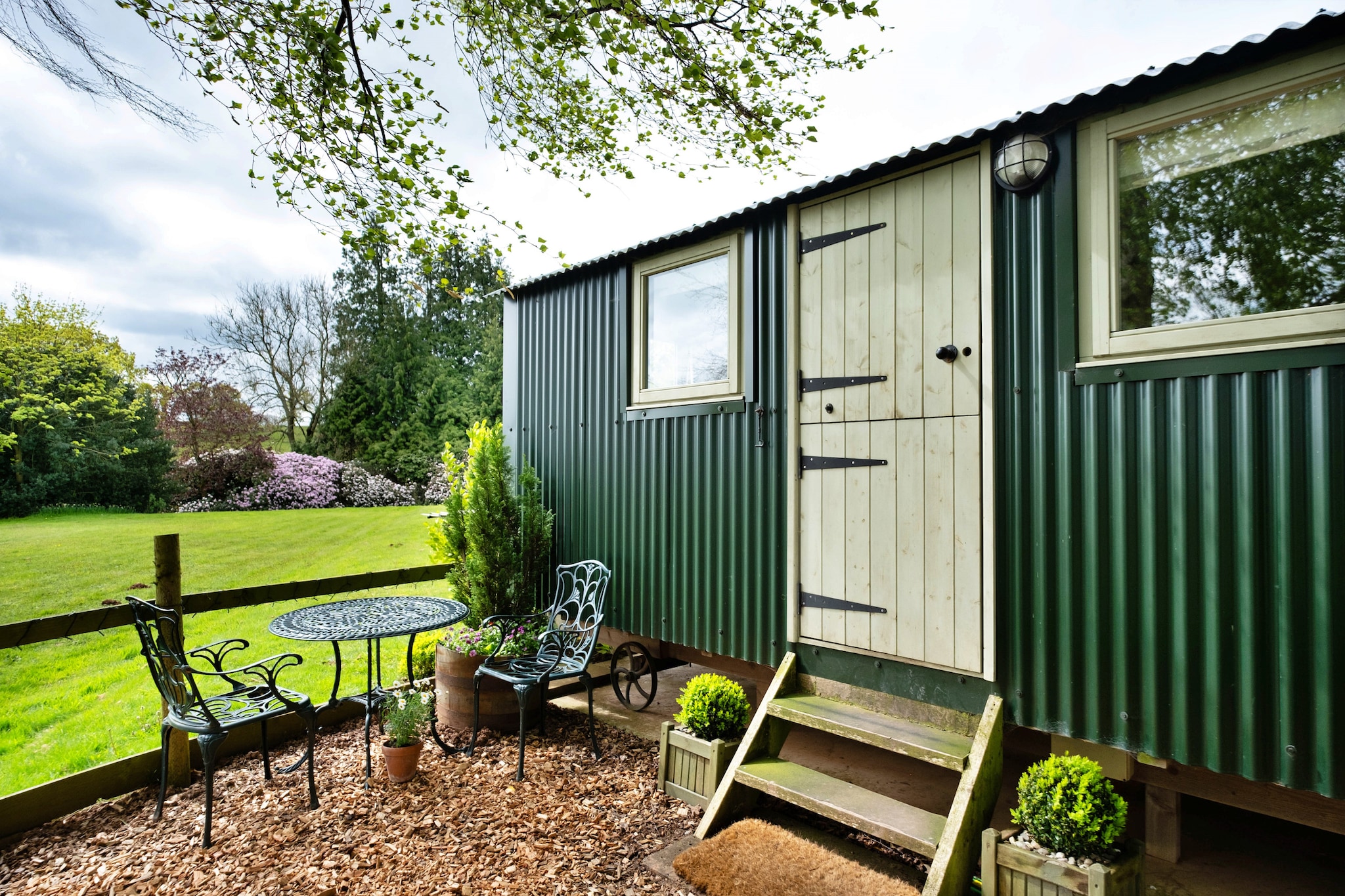 Hay and Hedgerow Glamping-Buitenkant zomer