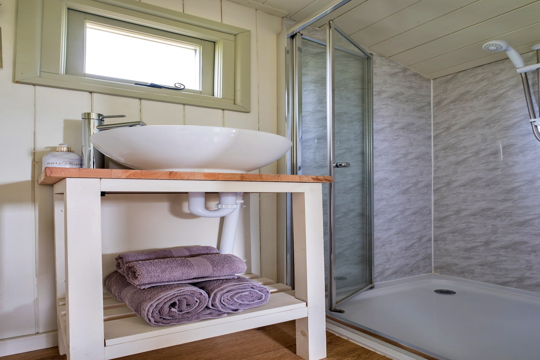 Hay and Hedgerow Glamping-Badkamer