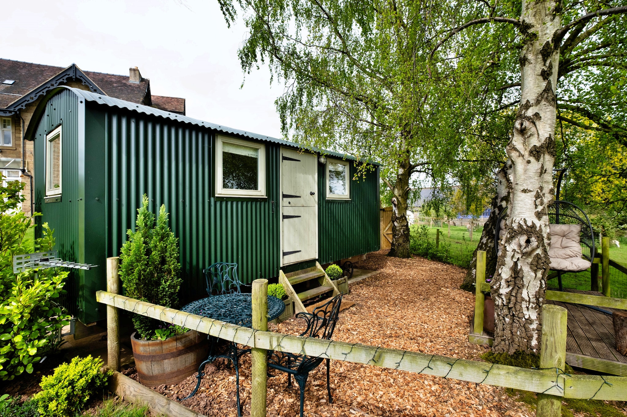 Hay and Hedgerow Glamping-Buitenkant zomer