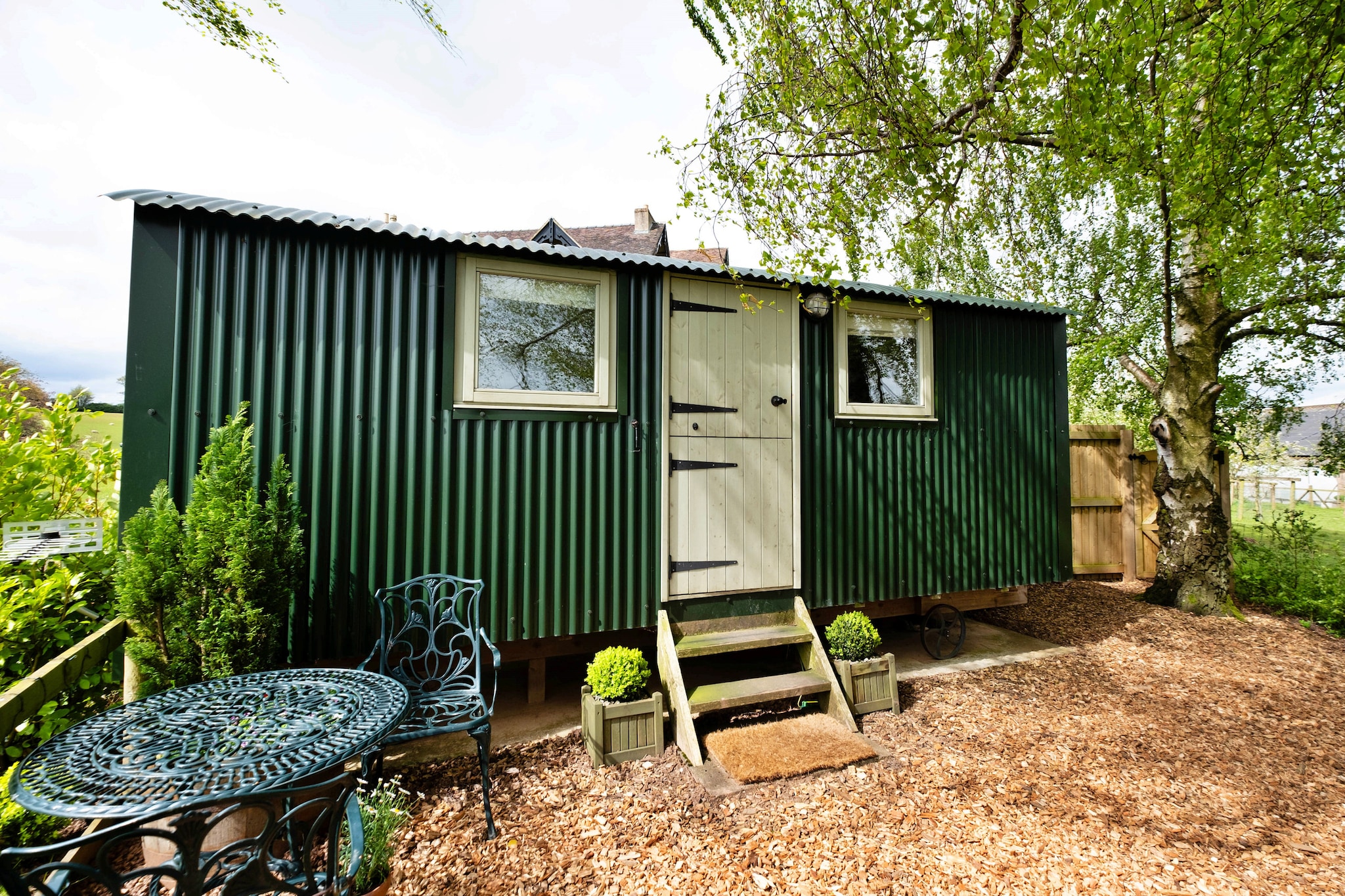 Hay and Hedgerow Glamping-Buitenkant zomer