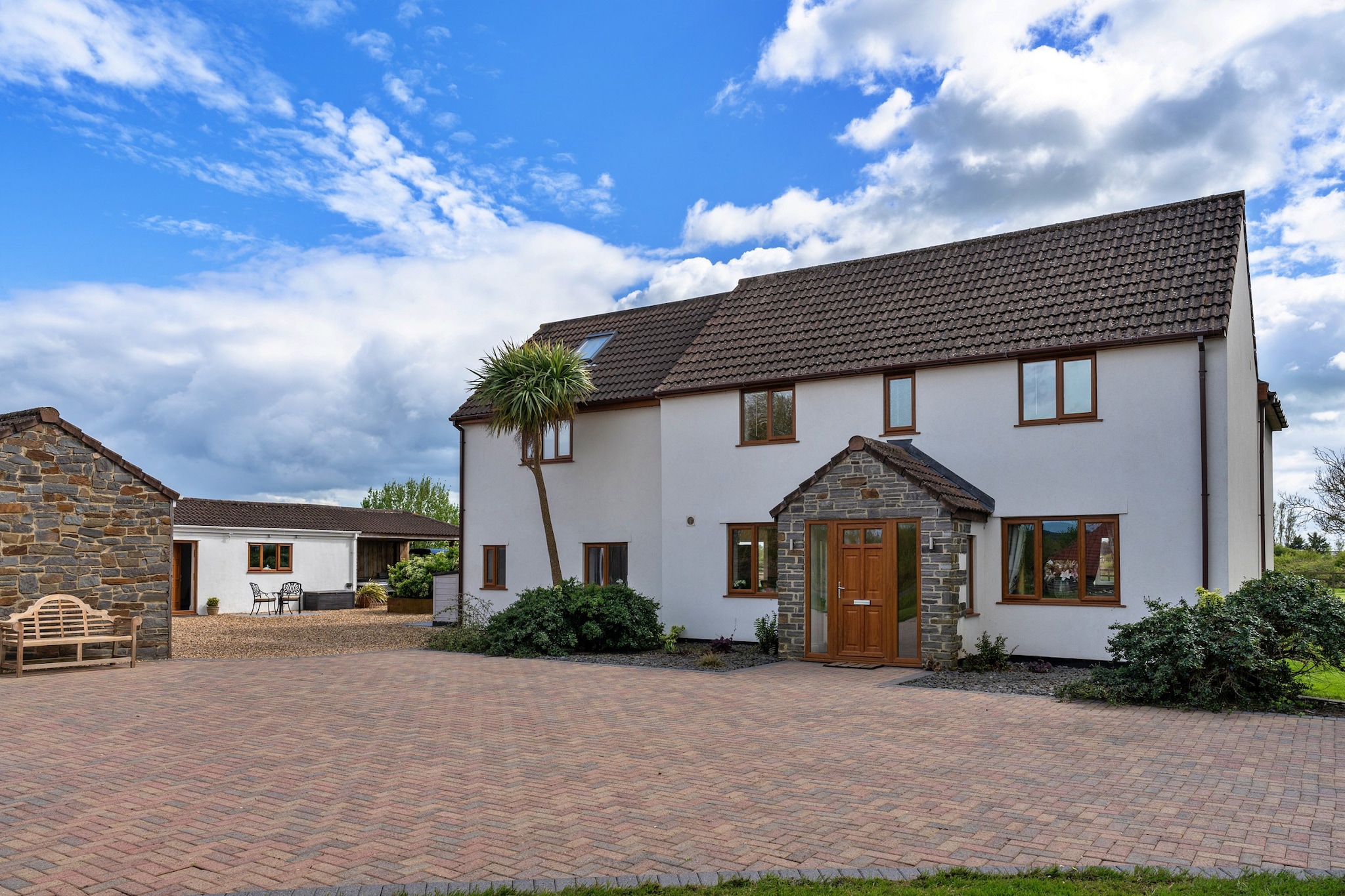 Stone Bow Farmhouse-Buitenkant zomer