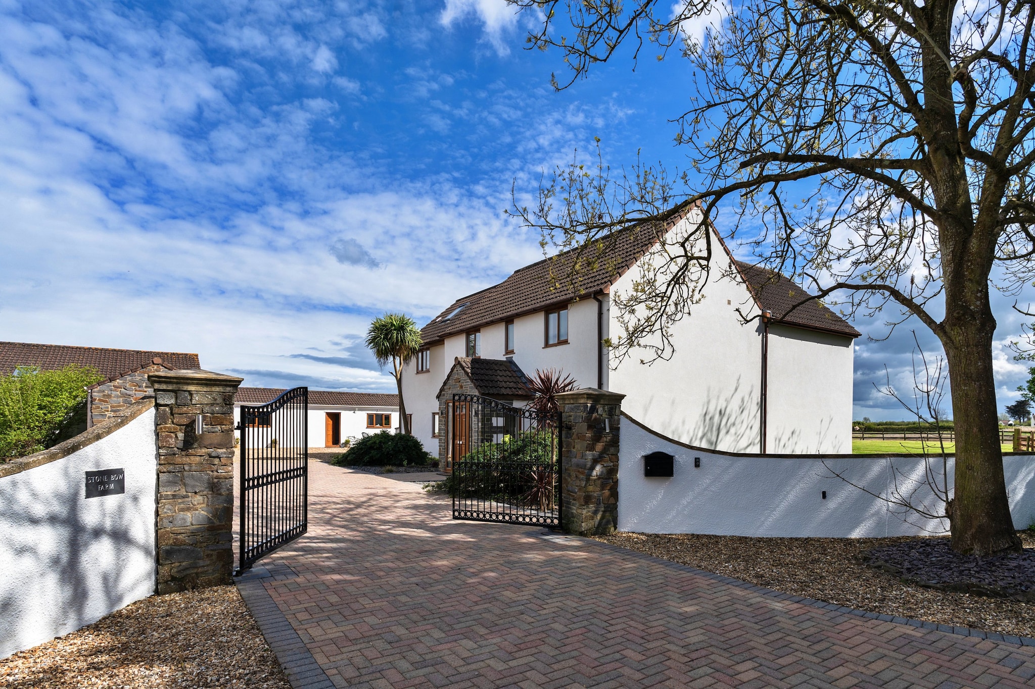 Stone Bow Farmhouse-Buitenkant zomer