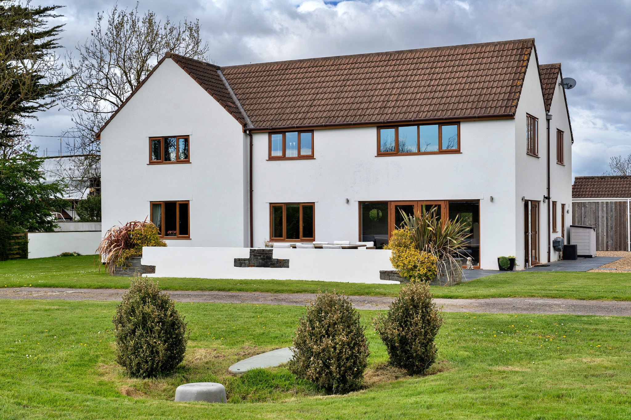 Stone Bow Farmhouse-Buitenkant zomer