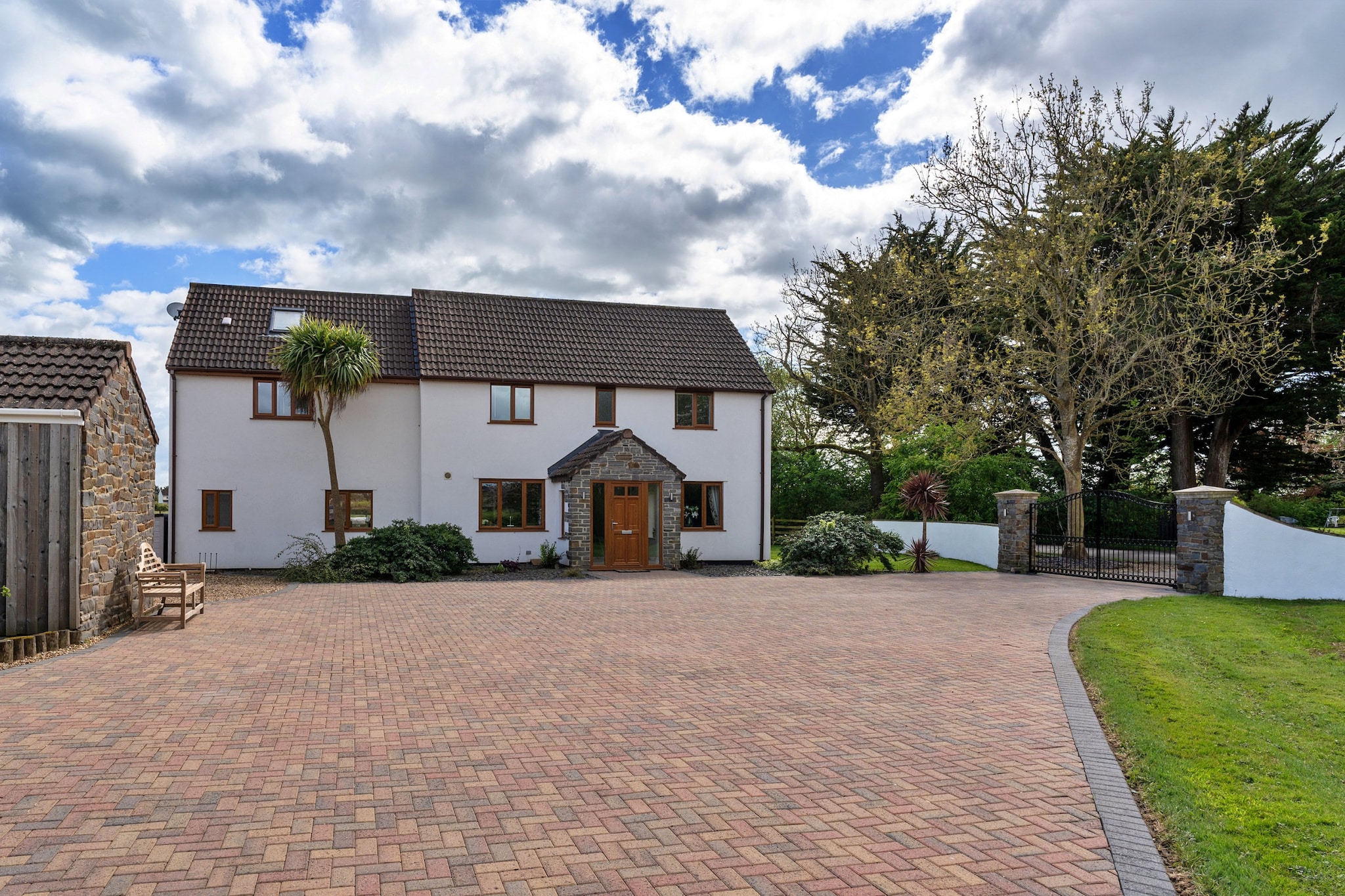 Stone Bow Farmhouse-Buitenkant zomer