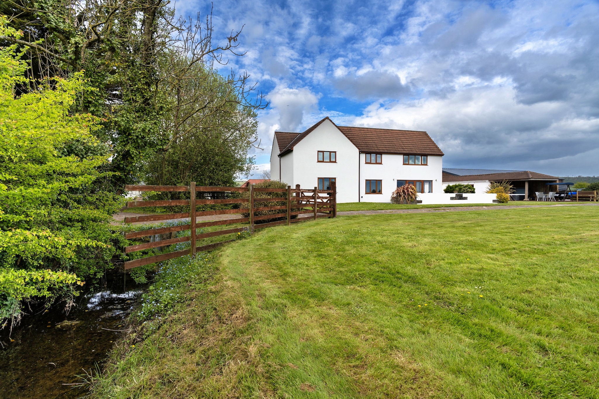 Stone Bow Farmhouse-Buitenkant zomer