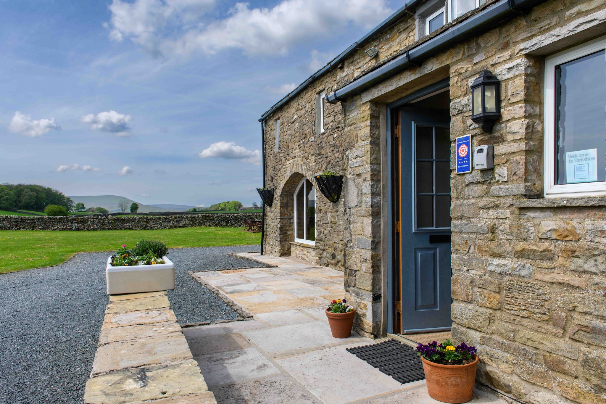 Shepherds Cottage at Mile House Farm-Buitenkant zomer