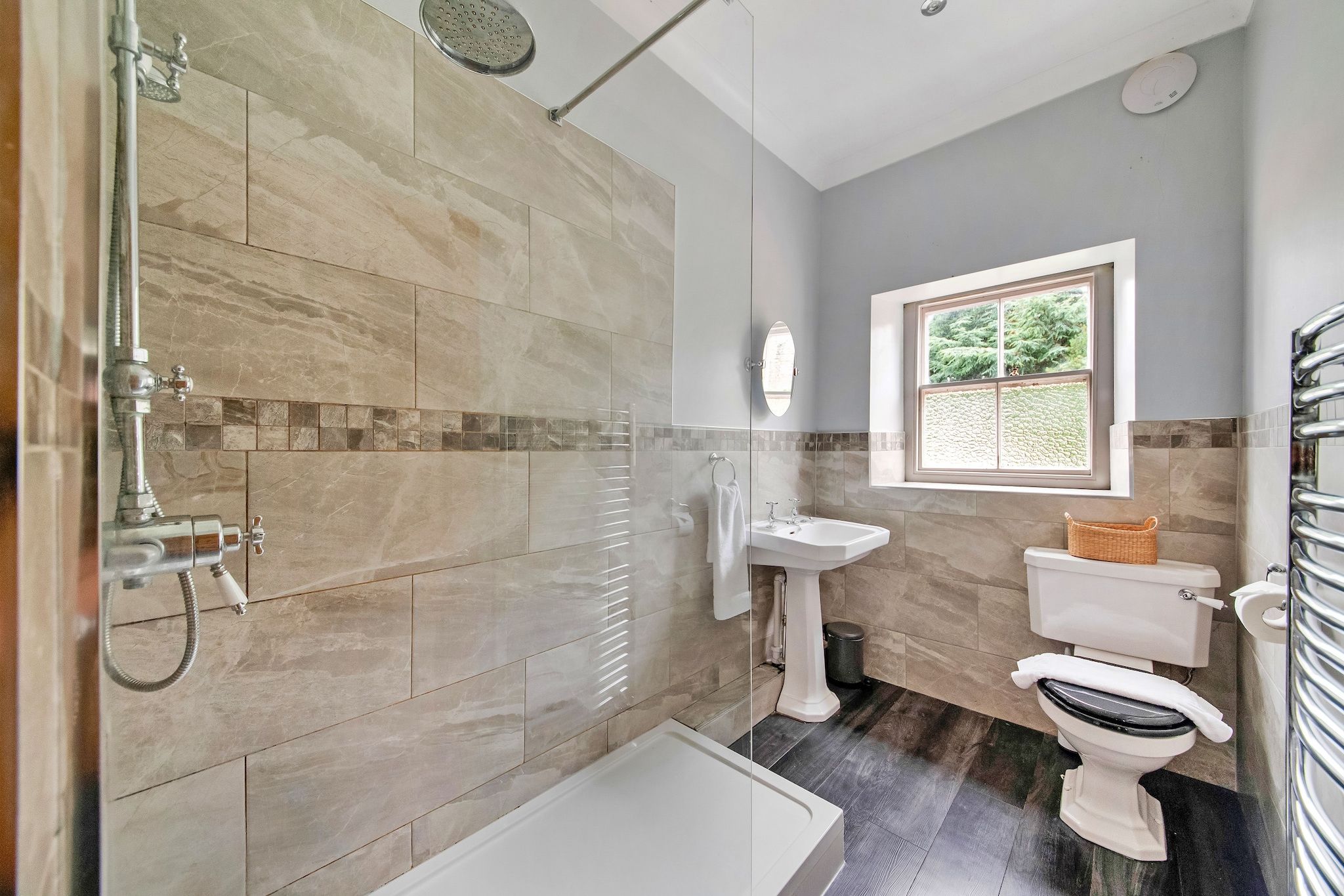 Low Green Cottage-Badkamer