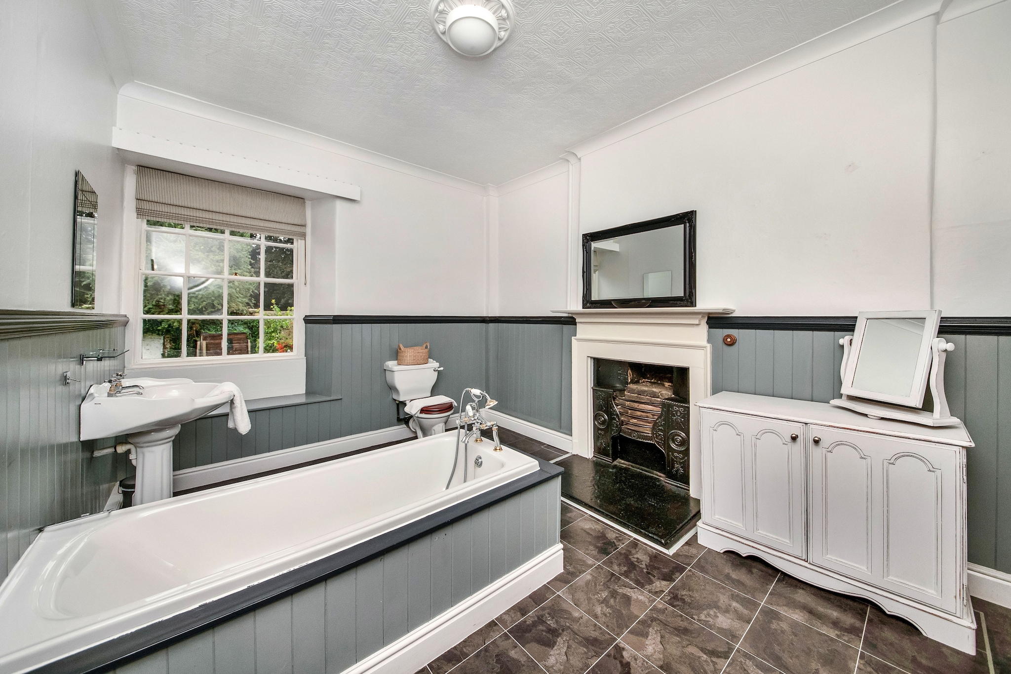 Low Green Cottage-Badkamer