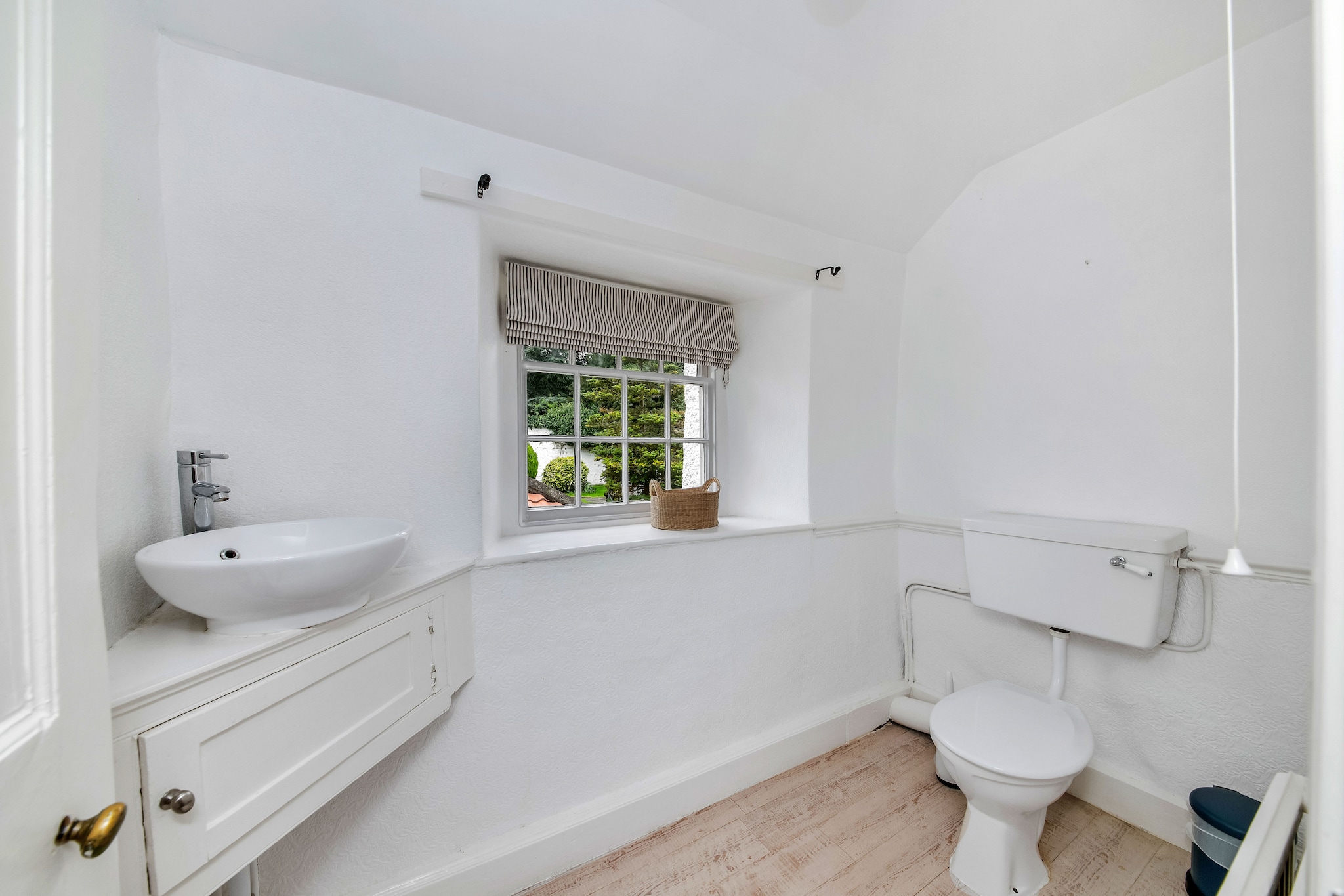 Low Green Cottage-Badkamer