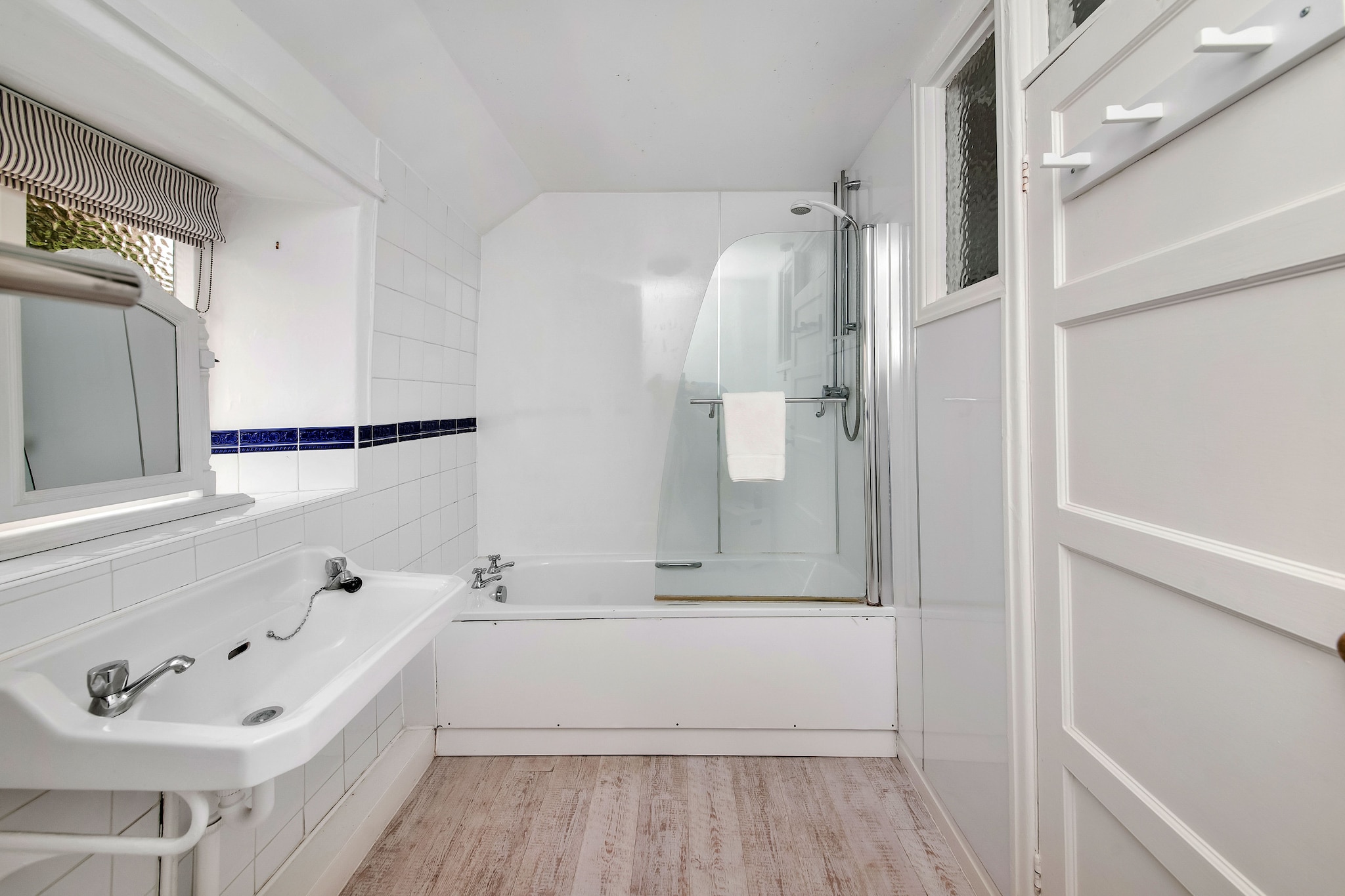 Low Green Cottage-Badkamer