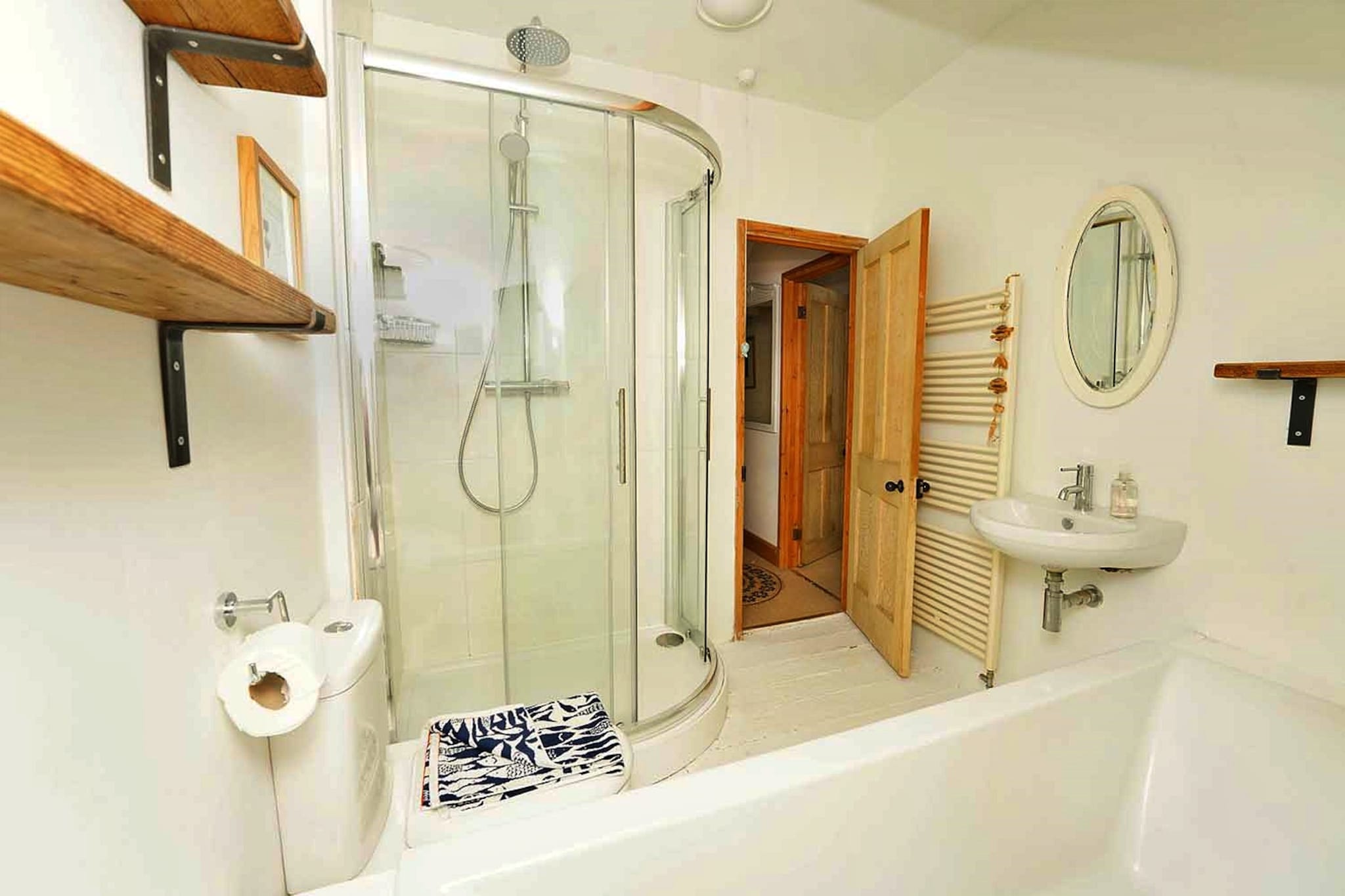 Porthcothan Mill Cottage-Badkamer