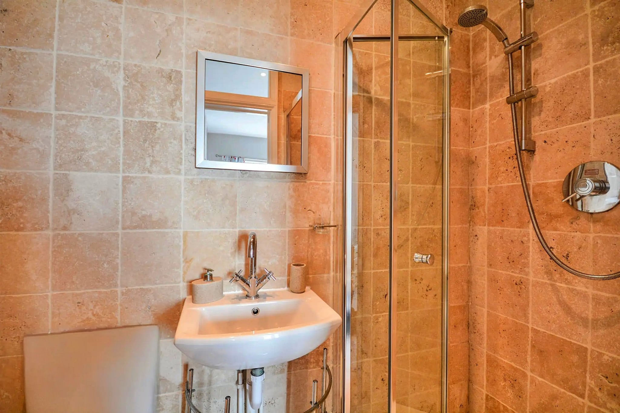 Rock House, Kingsand-Badkamer