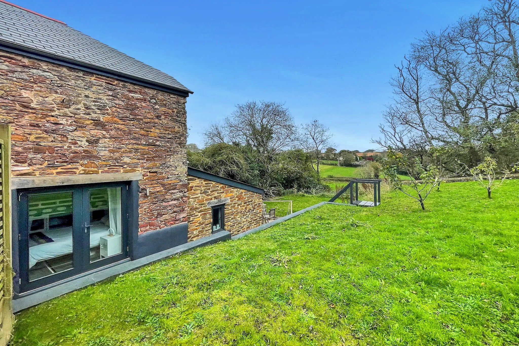 Wiggle Barn, Kingsand-Tuinen zomer