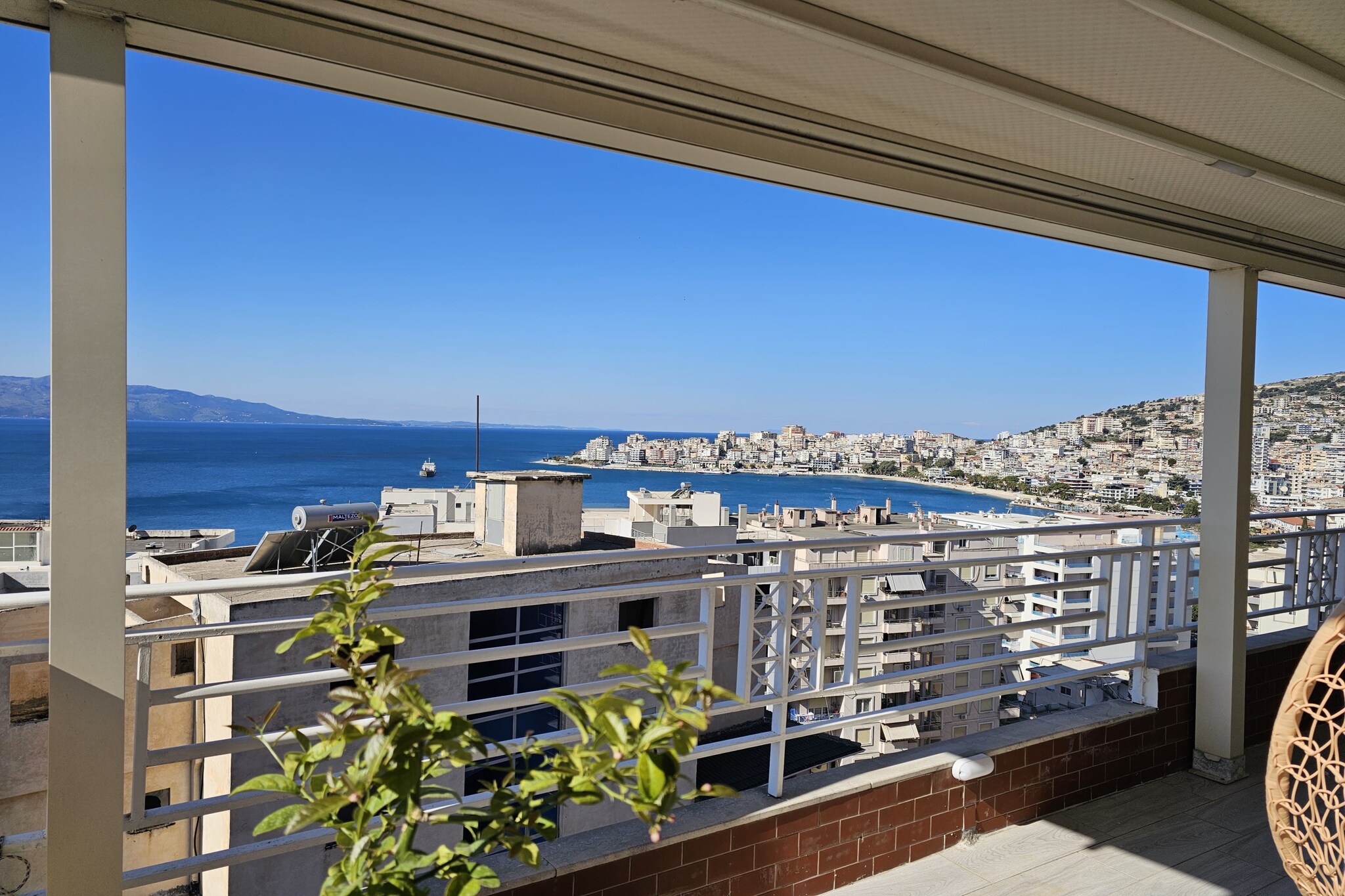 ALS111 - Papafingo te Qazim Demi-Terrace balcony