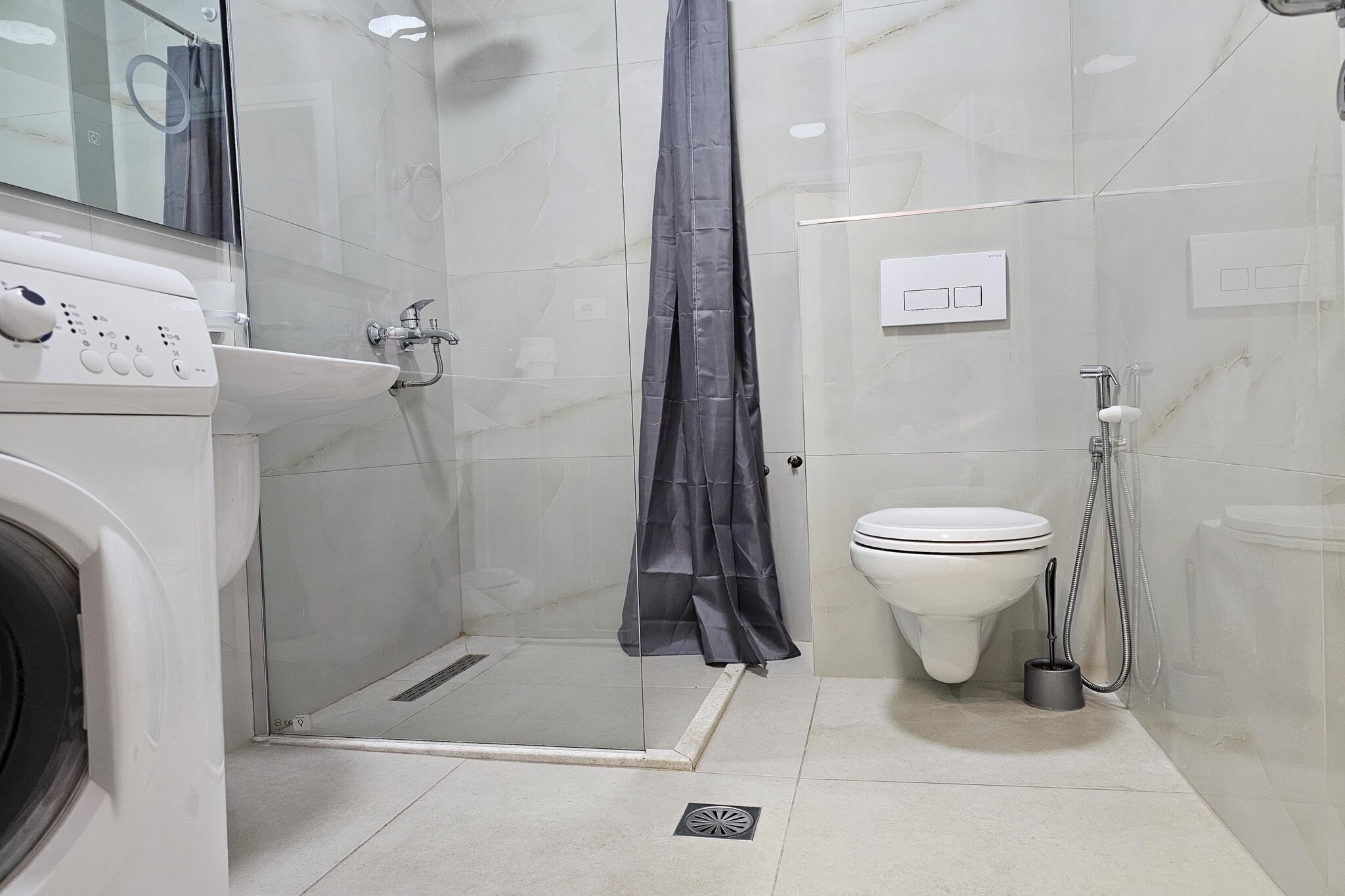 ALS111 - Papafingo te Qazim Demi-Bathroom