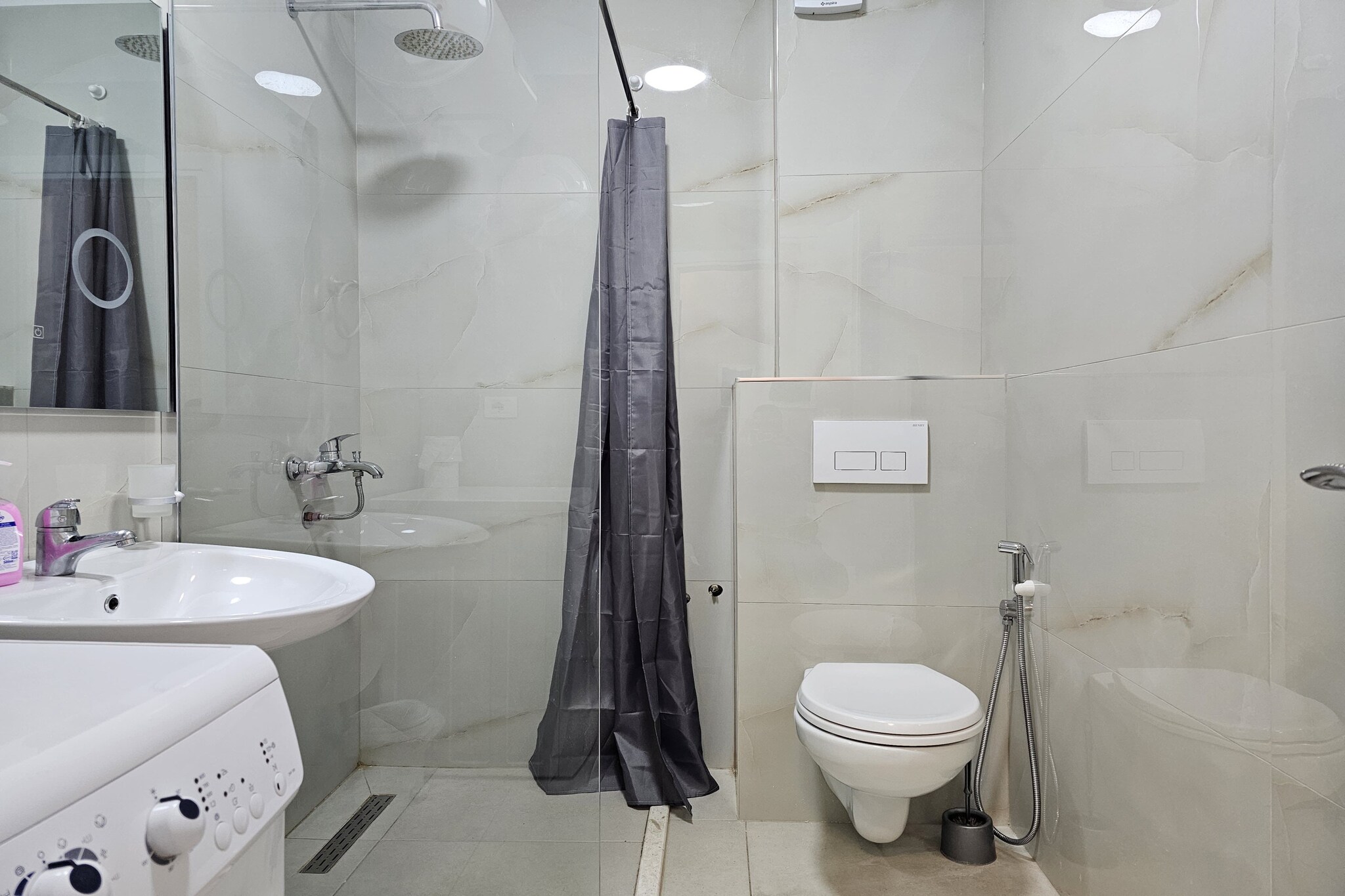 ALS111 - Papafingo te Qazim Demi-Bathroom