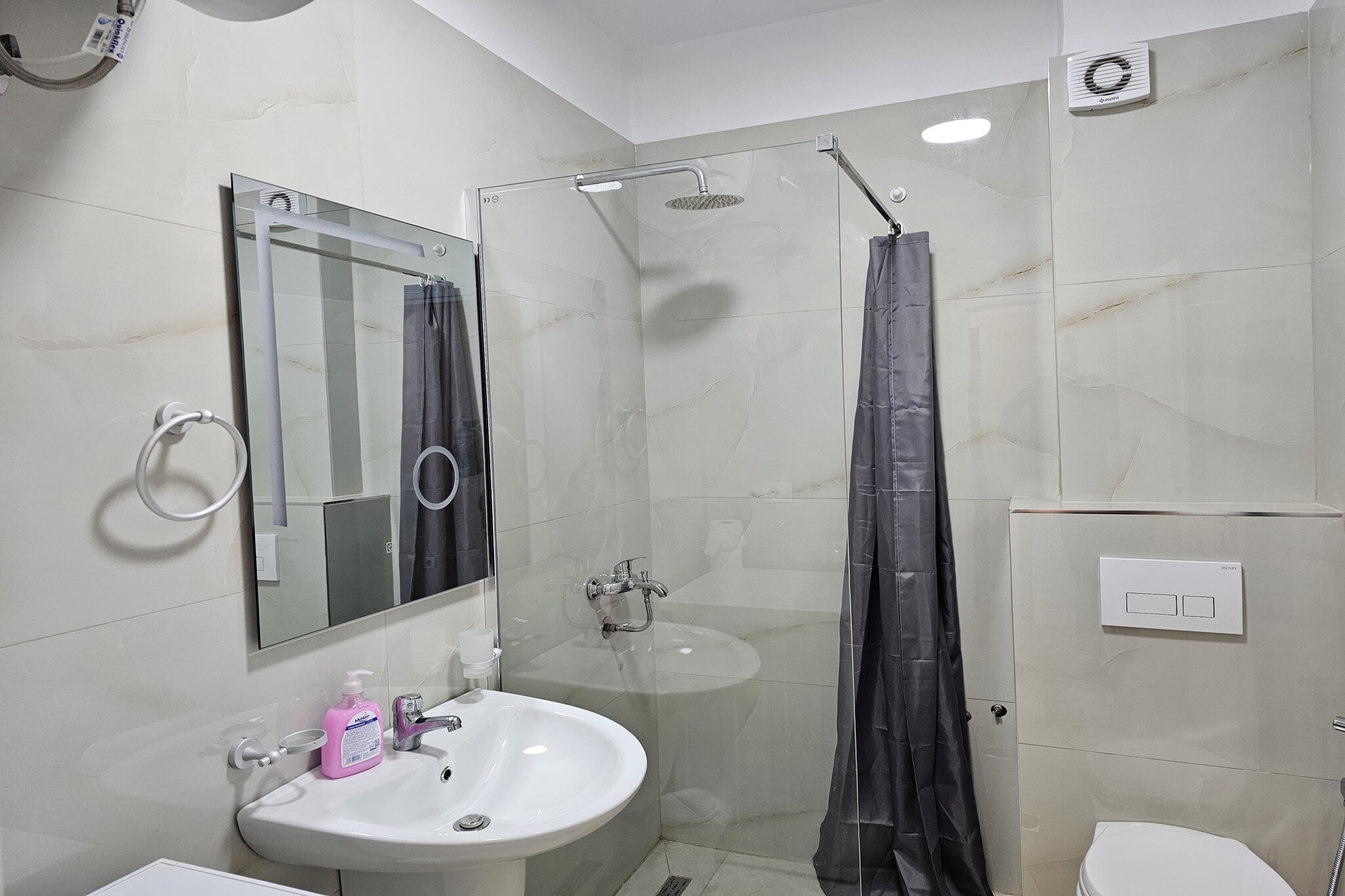 ALS111 - Papafingo te Qazim Demi-Bathroom