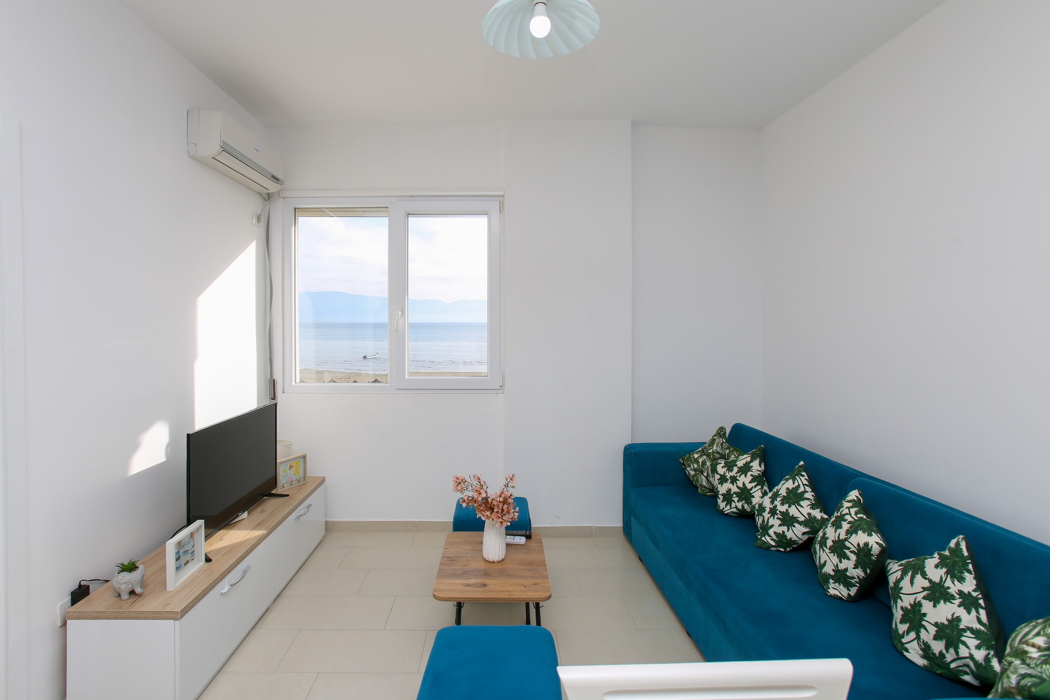 Richard 007-Living room